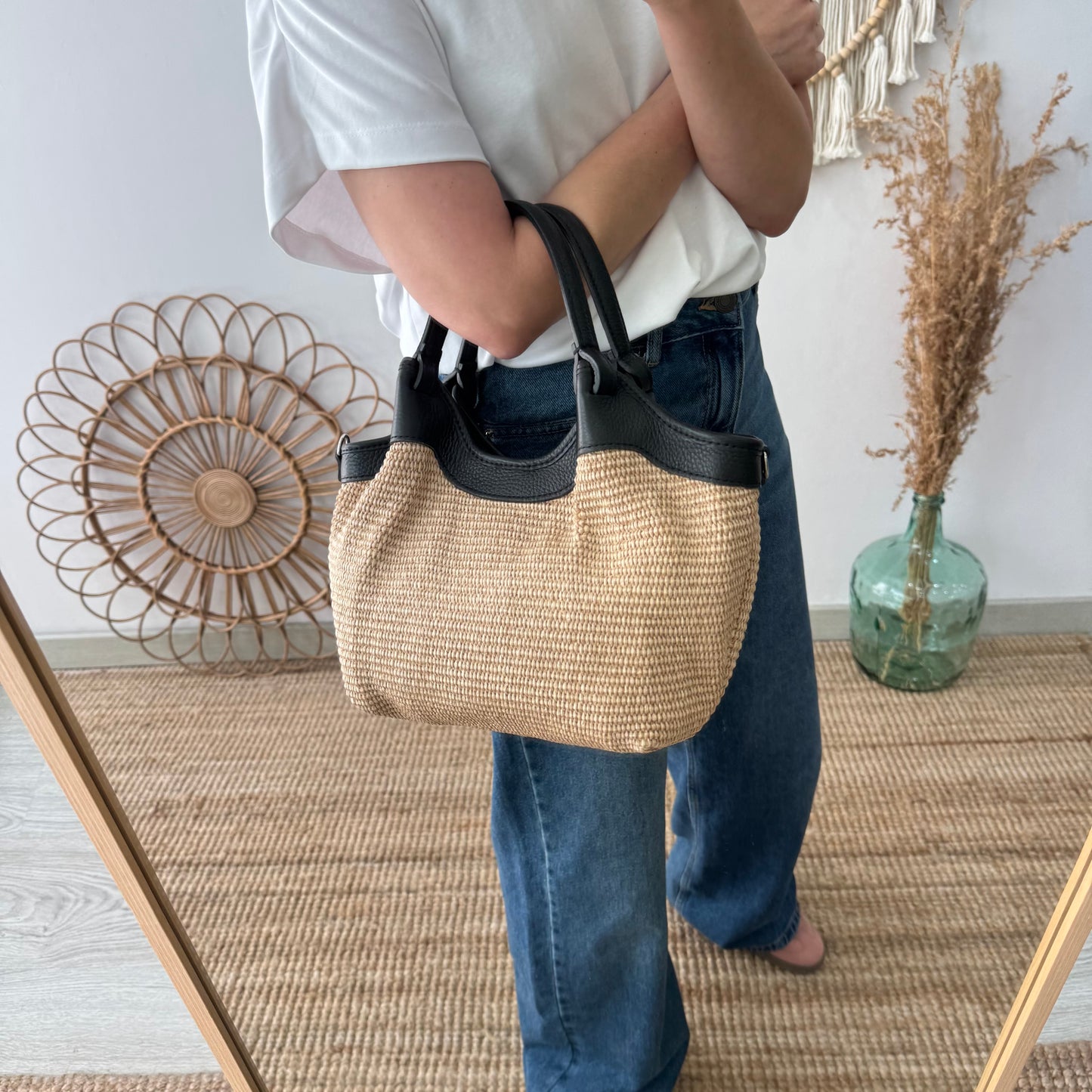Bolso saca mediana negro piel y rafia