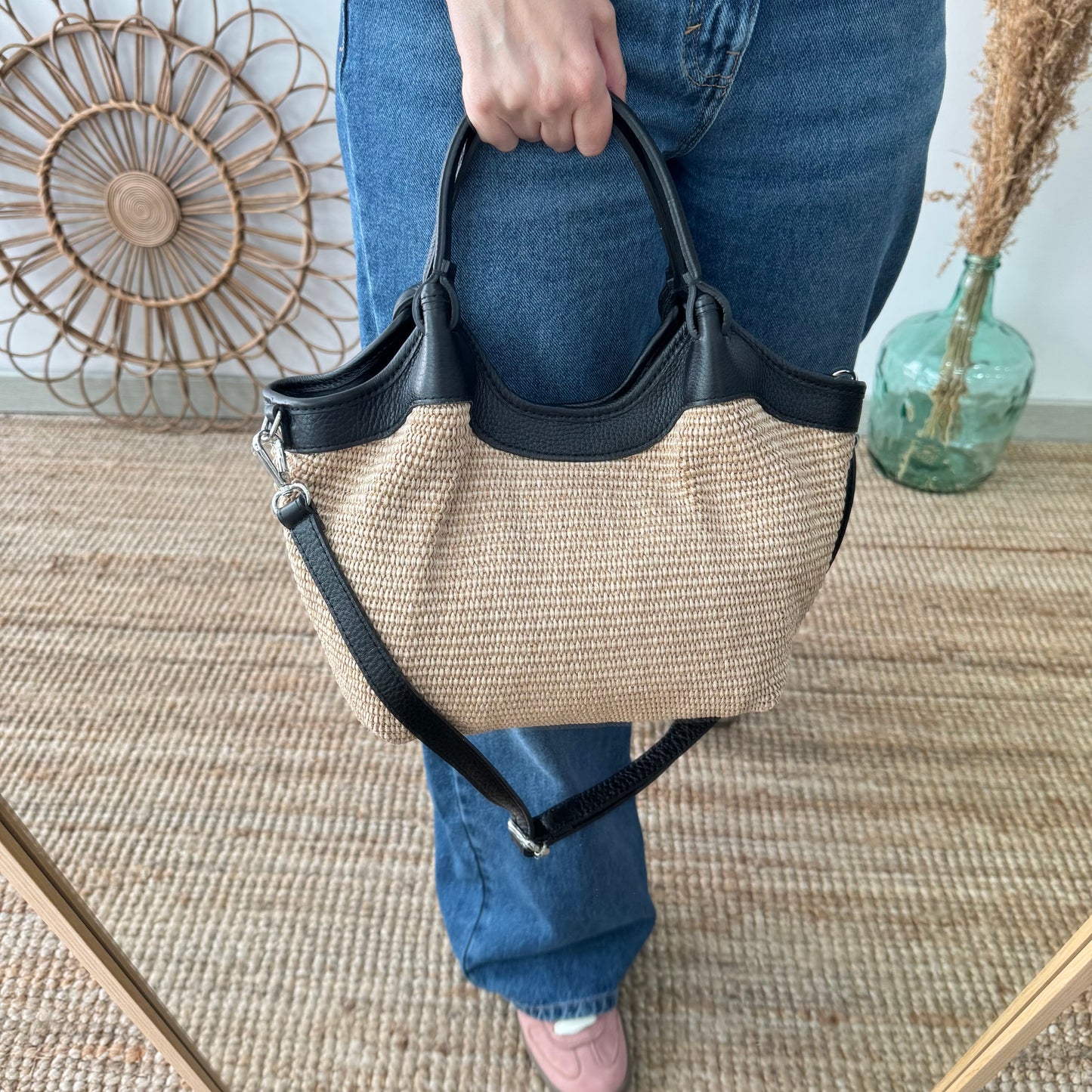 Bolso saca mediana negro piel y rafia
