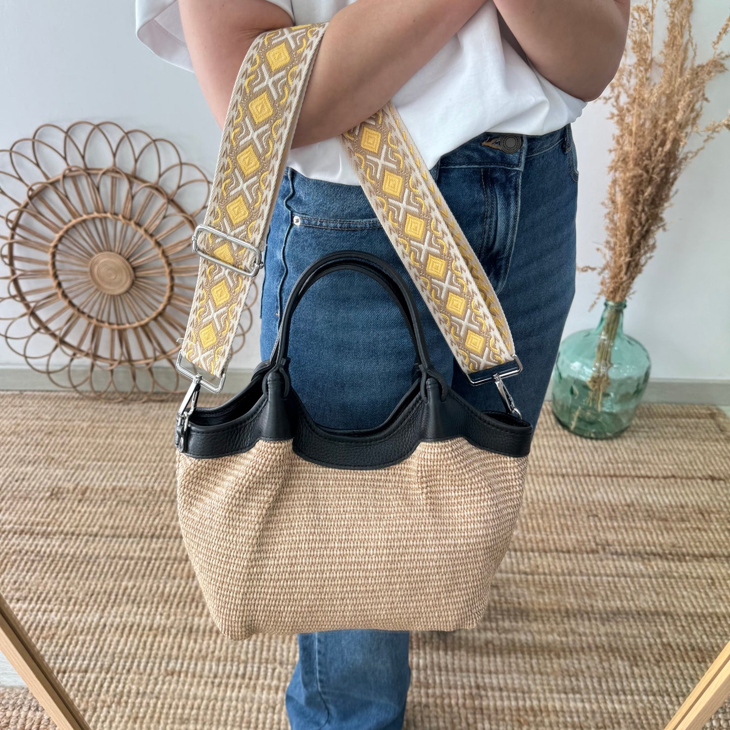 Bolso saca mediana negro piel y rafia