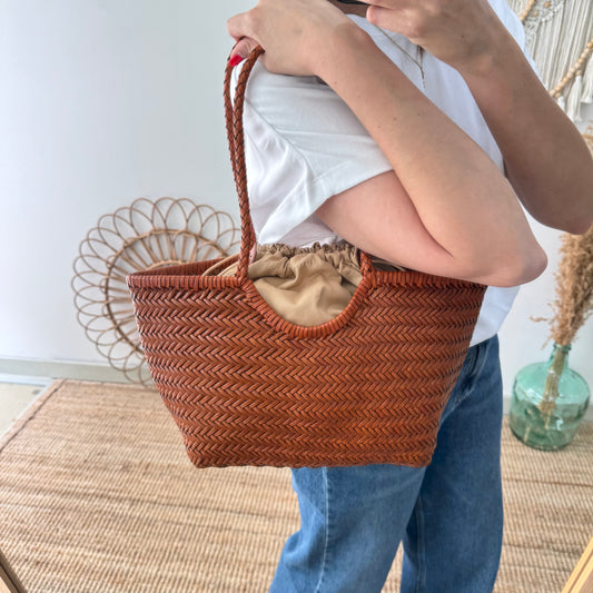 Capazo de piel trenzada camel pequeño