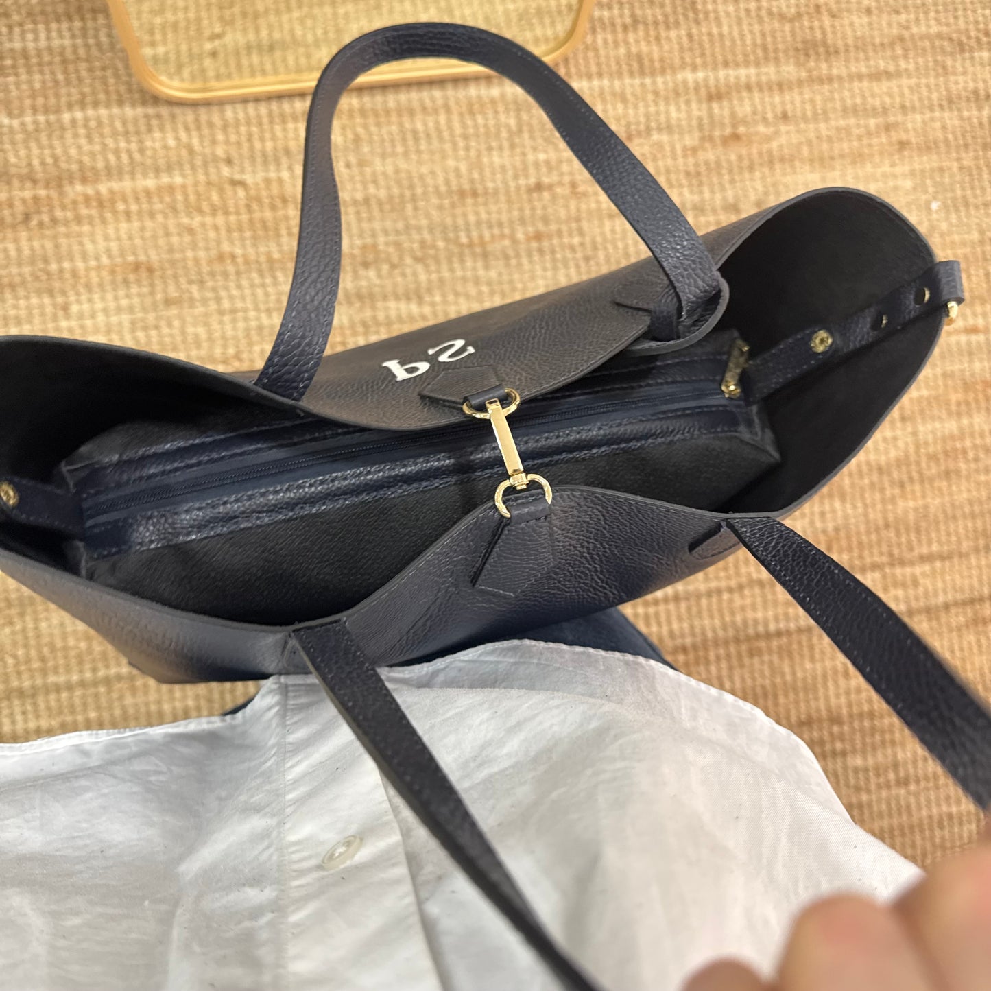 Bolso shopper piel marino cierre iniciales bordadas