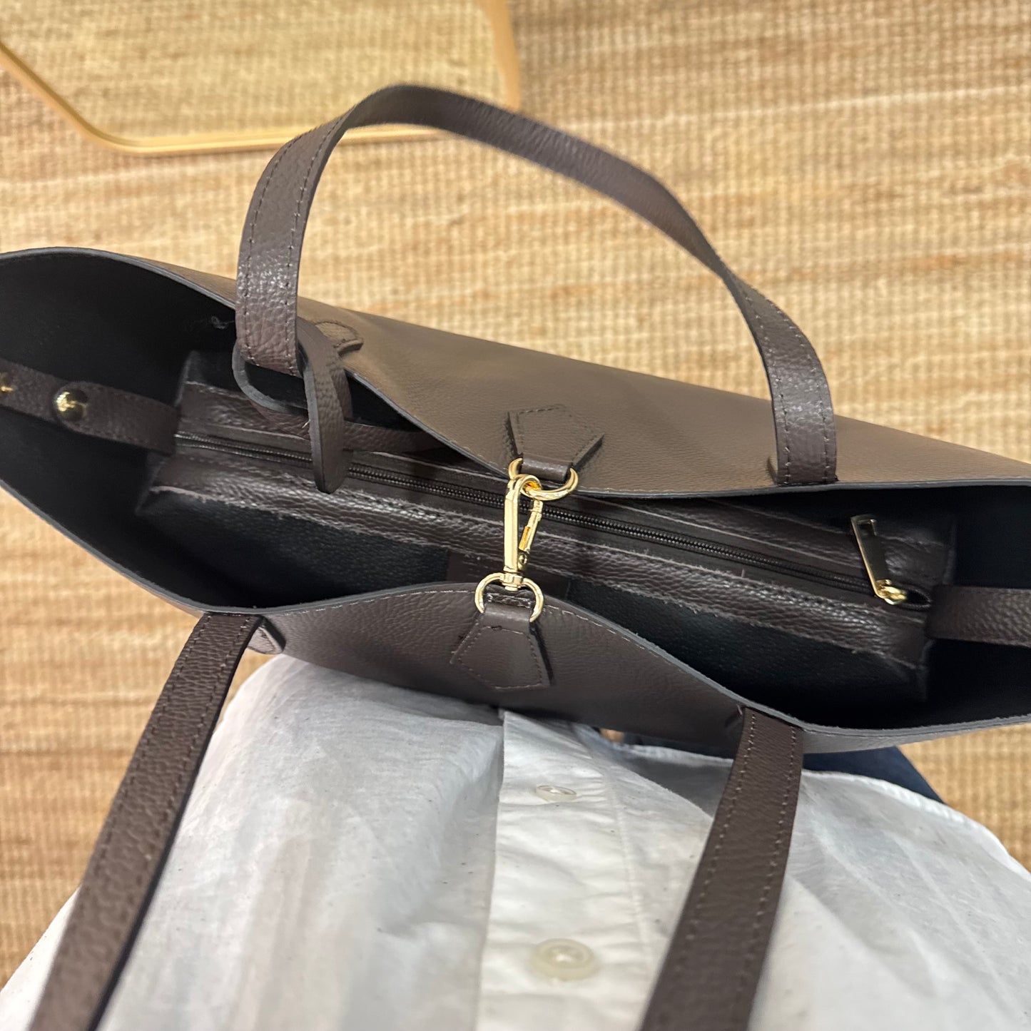 Bolso shopper piel marron cierre iniciales bordadas