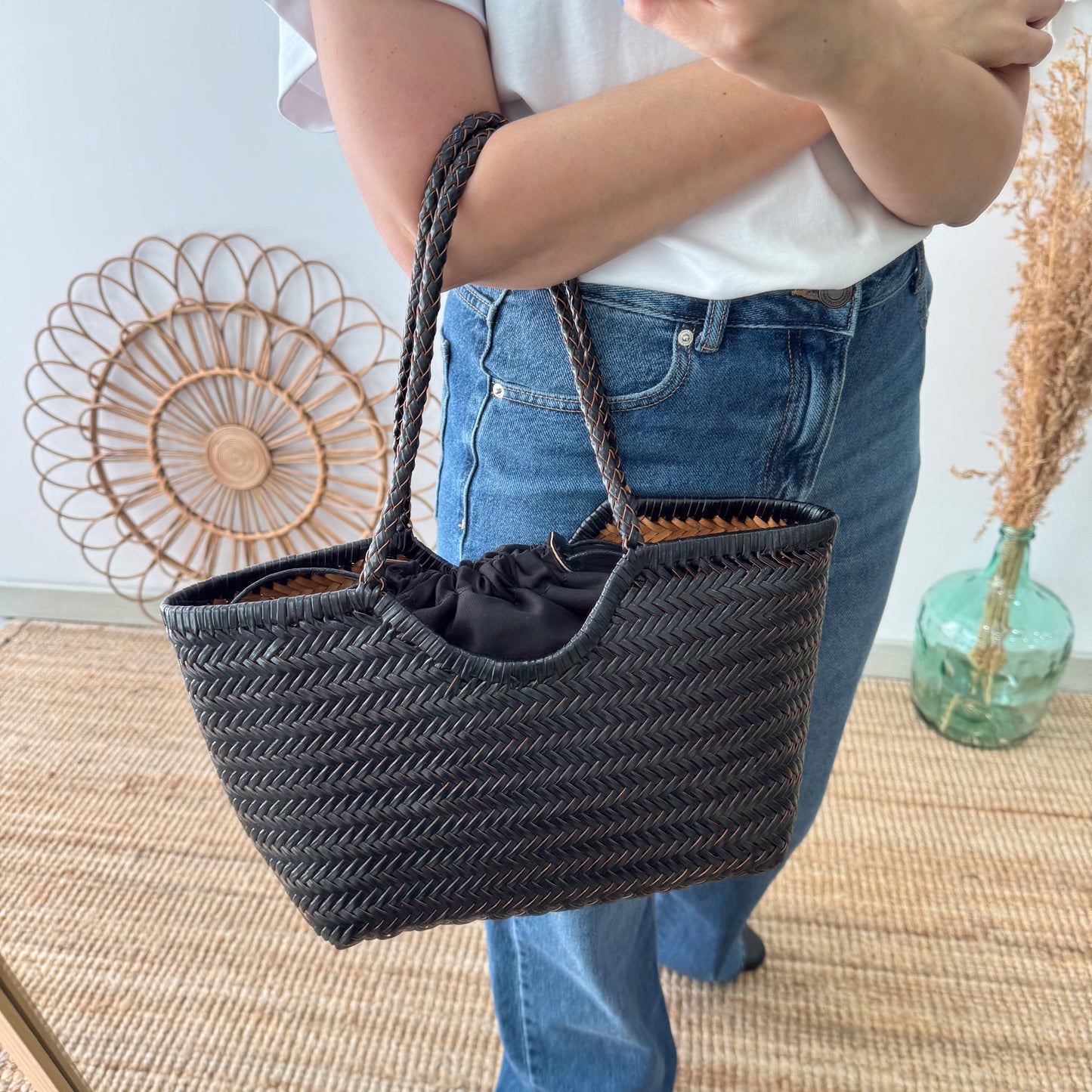 Capazo de piel trenzada negro pequeño