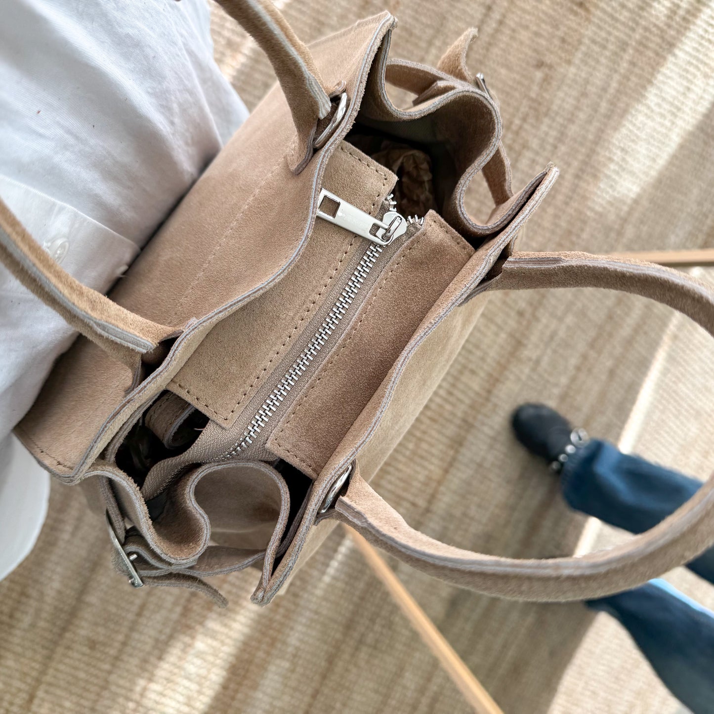 Bolso shopper hebillas pequeño serraje beige