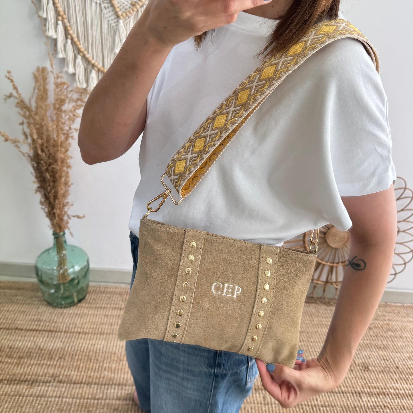 Bandolera tachuelas doradas serraje iniciales bordadas beige