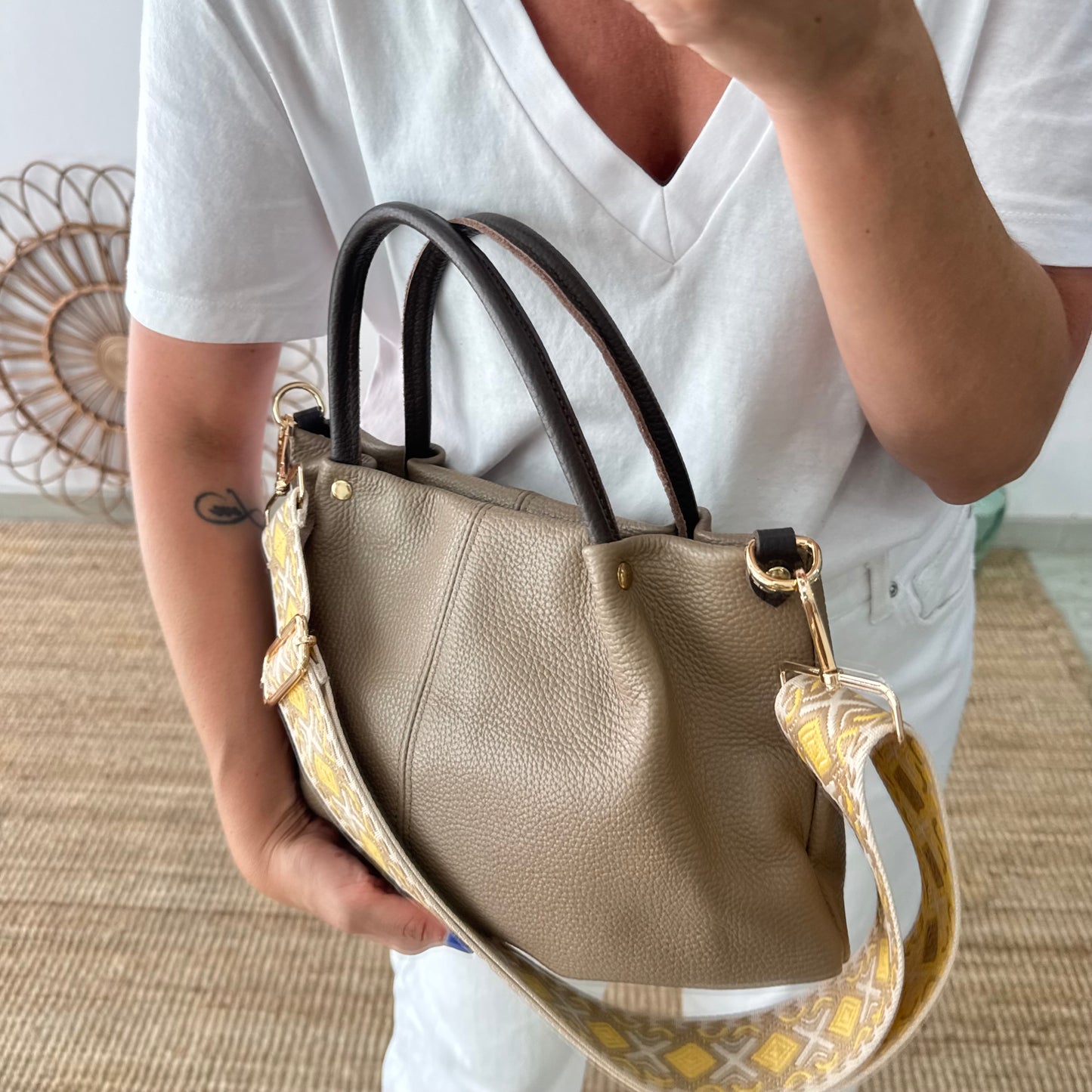 Bolso piel taupe asas contraste marrón
