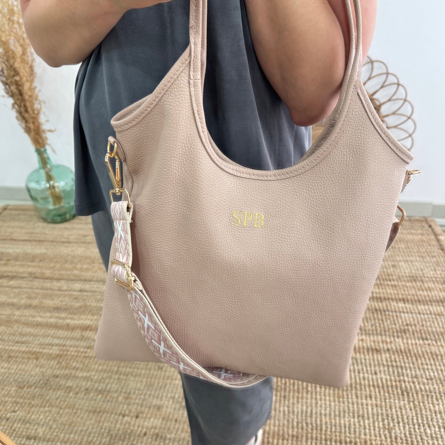 Bolso tote piel asas largas rosa iniciales bordadas