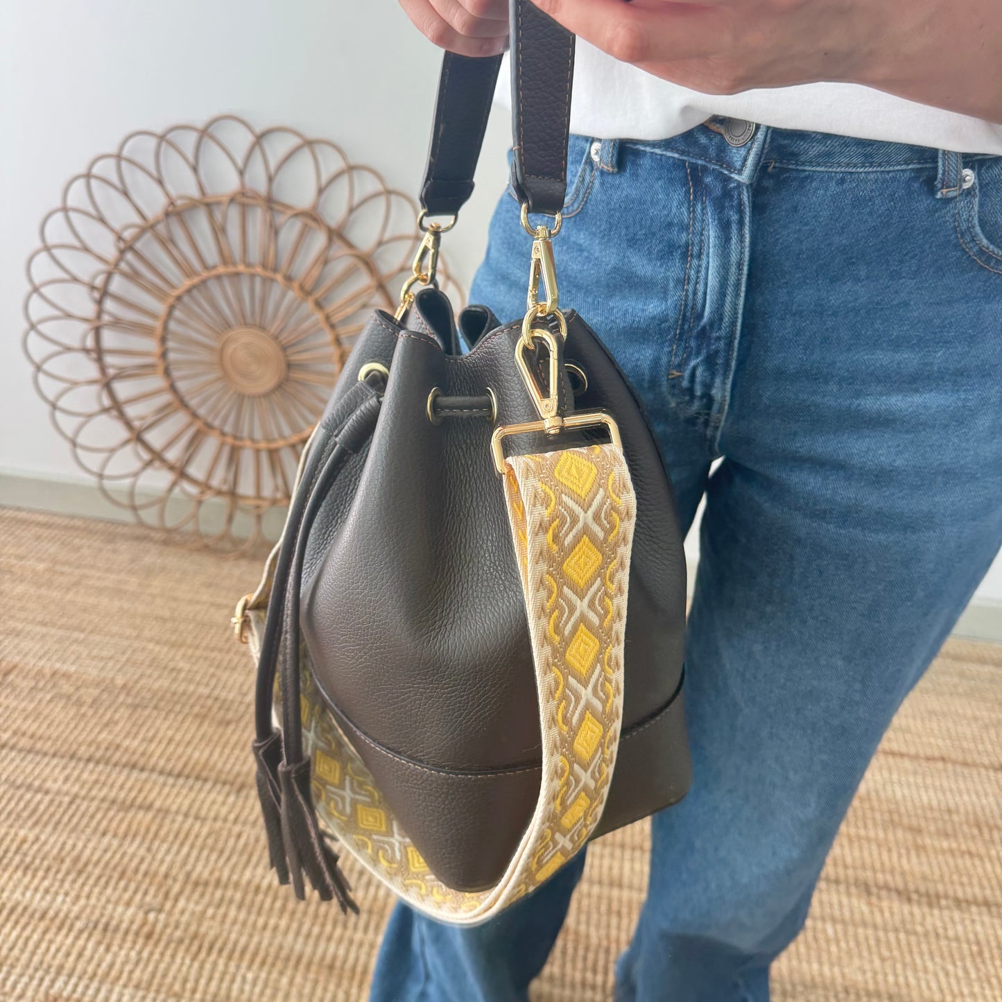 Bolso bucket piel marrón grande pompón iniciales bordadas