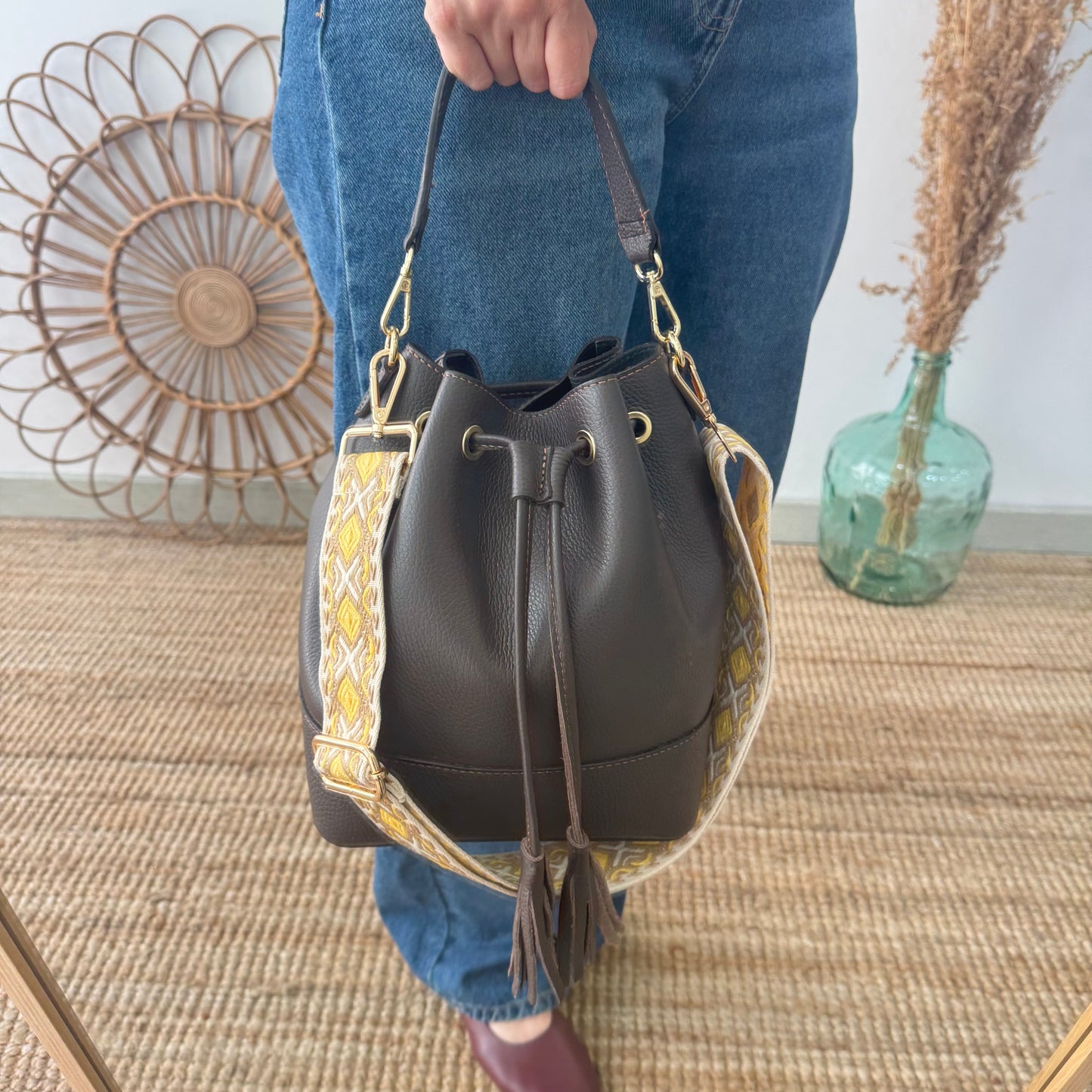 Bolso bucket piel marrón grande pompón iniciales bordadas