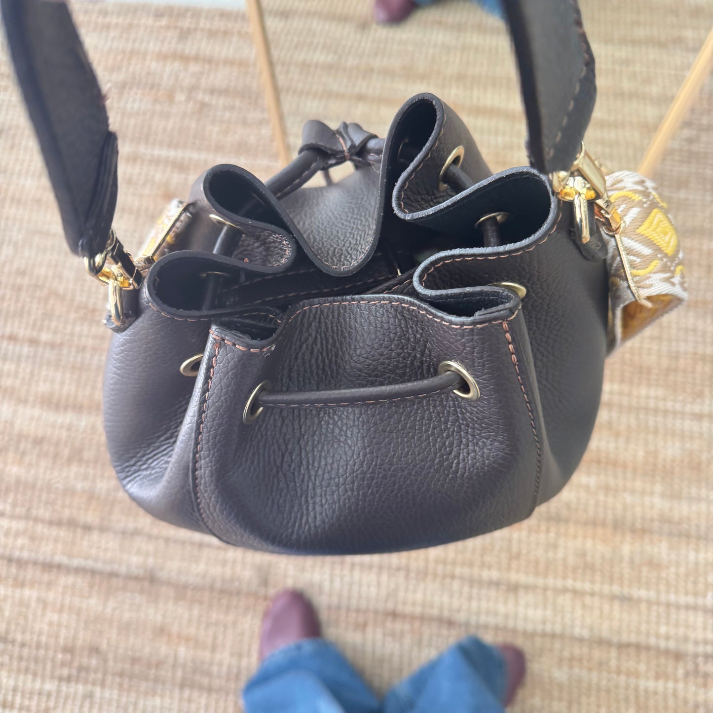 Bolso bucket piel marrón grande pompón iniciales bordadas