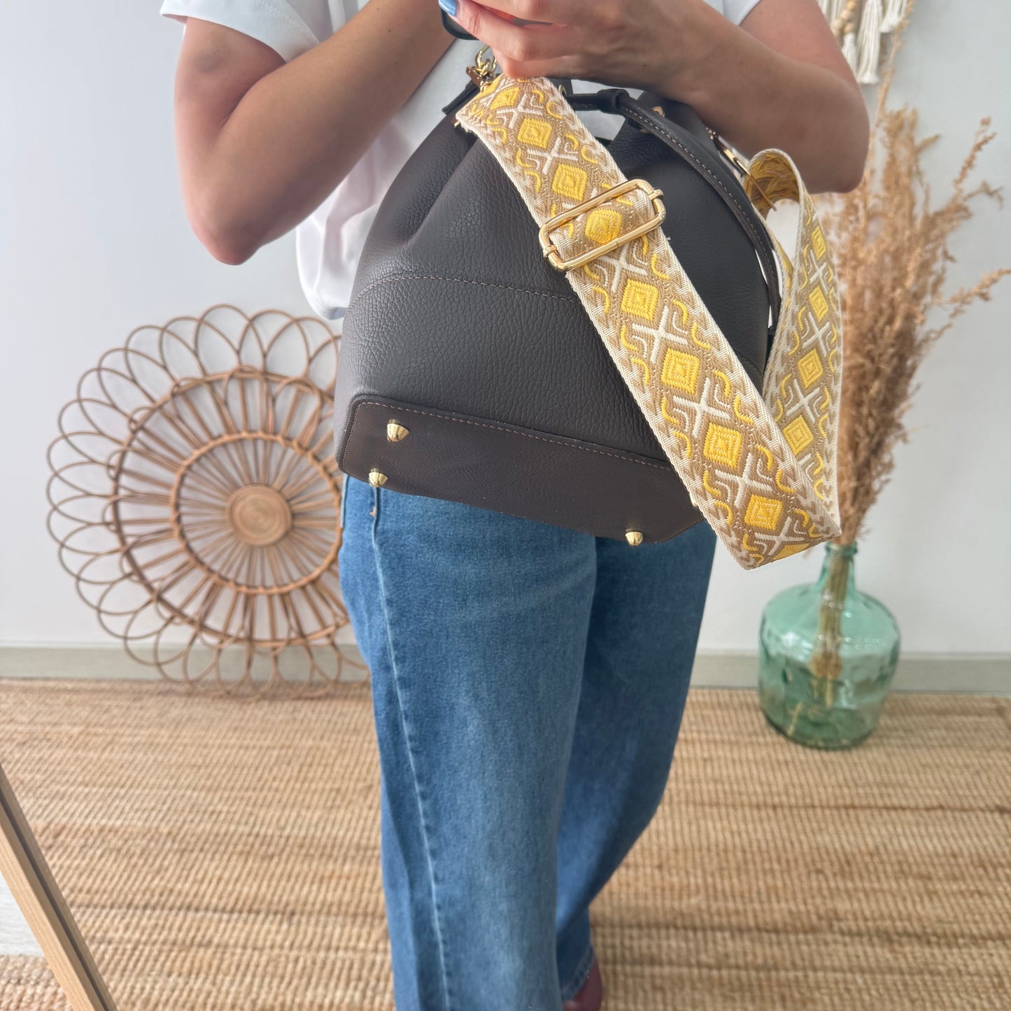 Bolso bucket piel marrón grande pompón iniciales bordadas