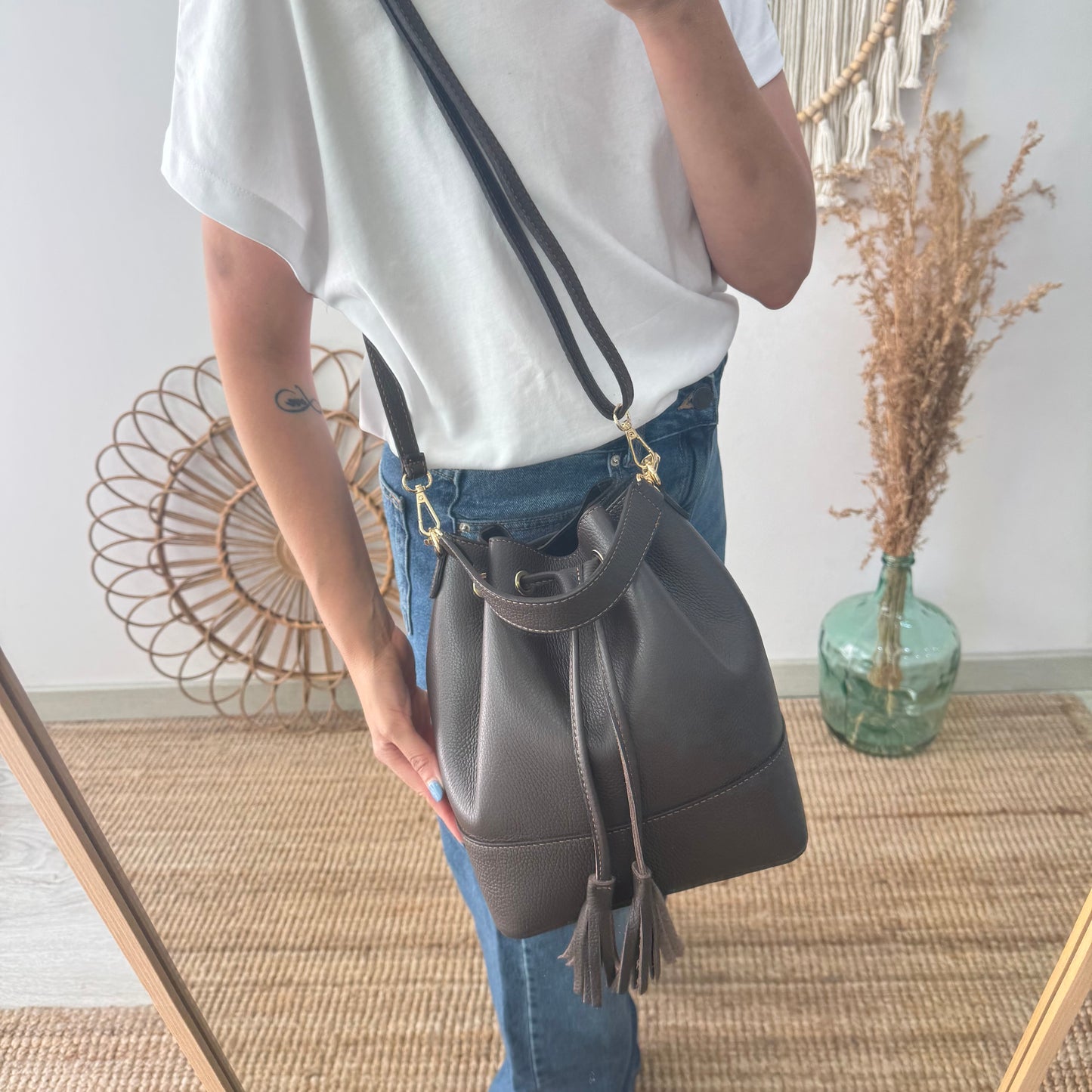 Bolso bucket piel marrón grande pompón iniciales bordadas