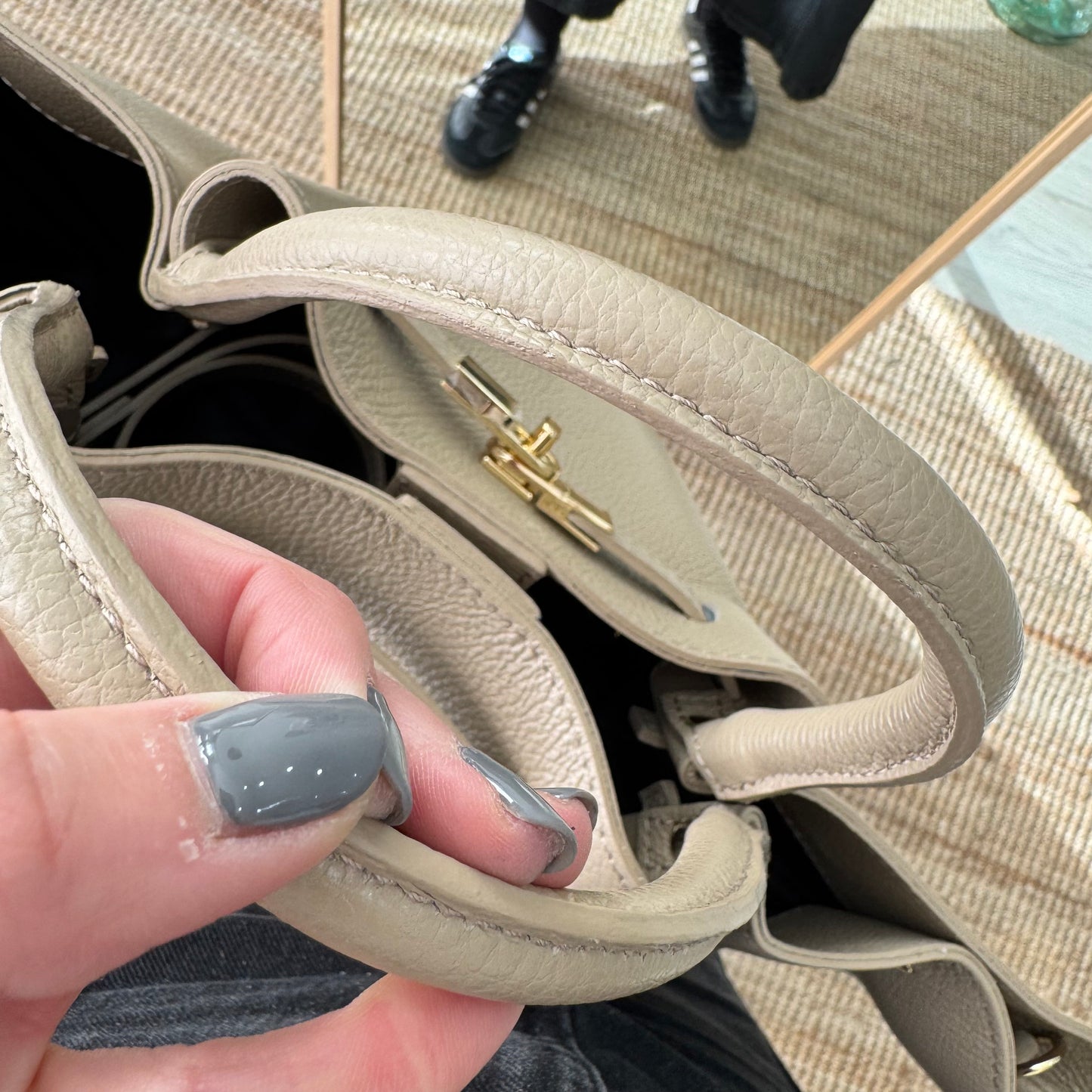 Bolso tote cierre piel taupe