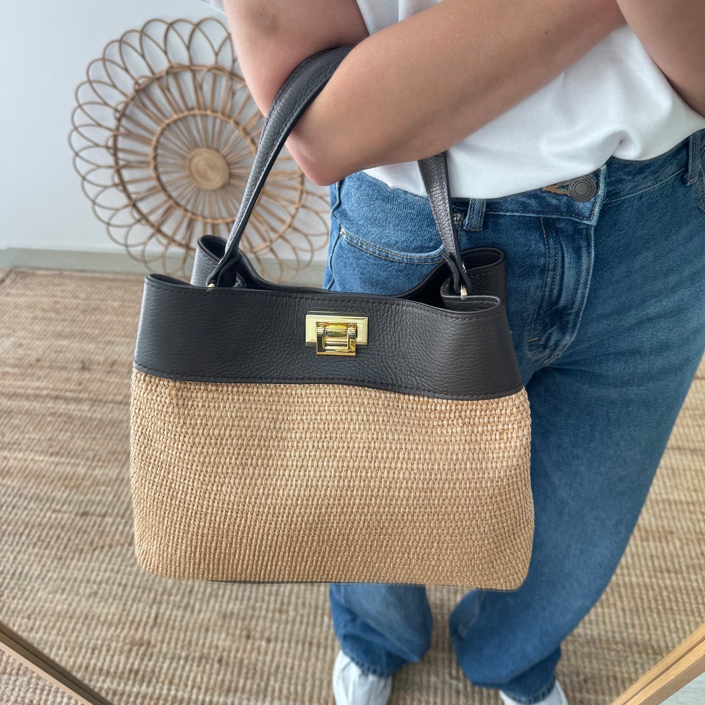 Bolso tote rafia y piel marrón iniciales bordadas