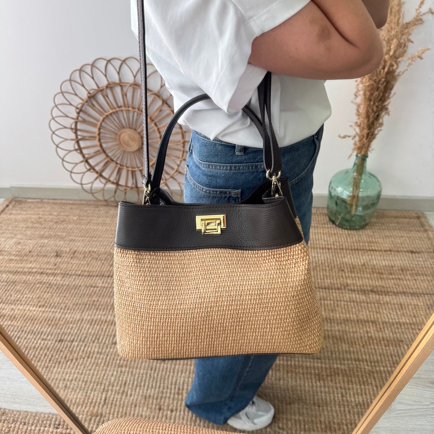 Bolso tote rafia y piel marrón iniciales bordadas