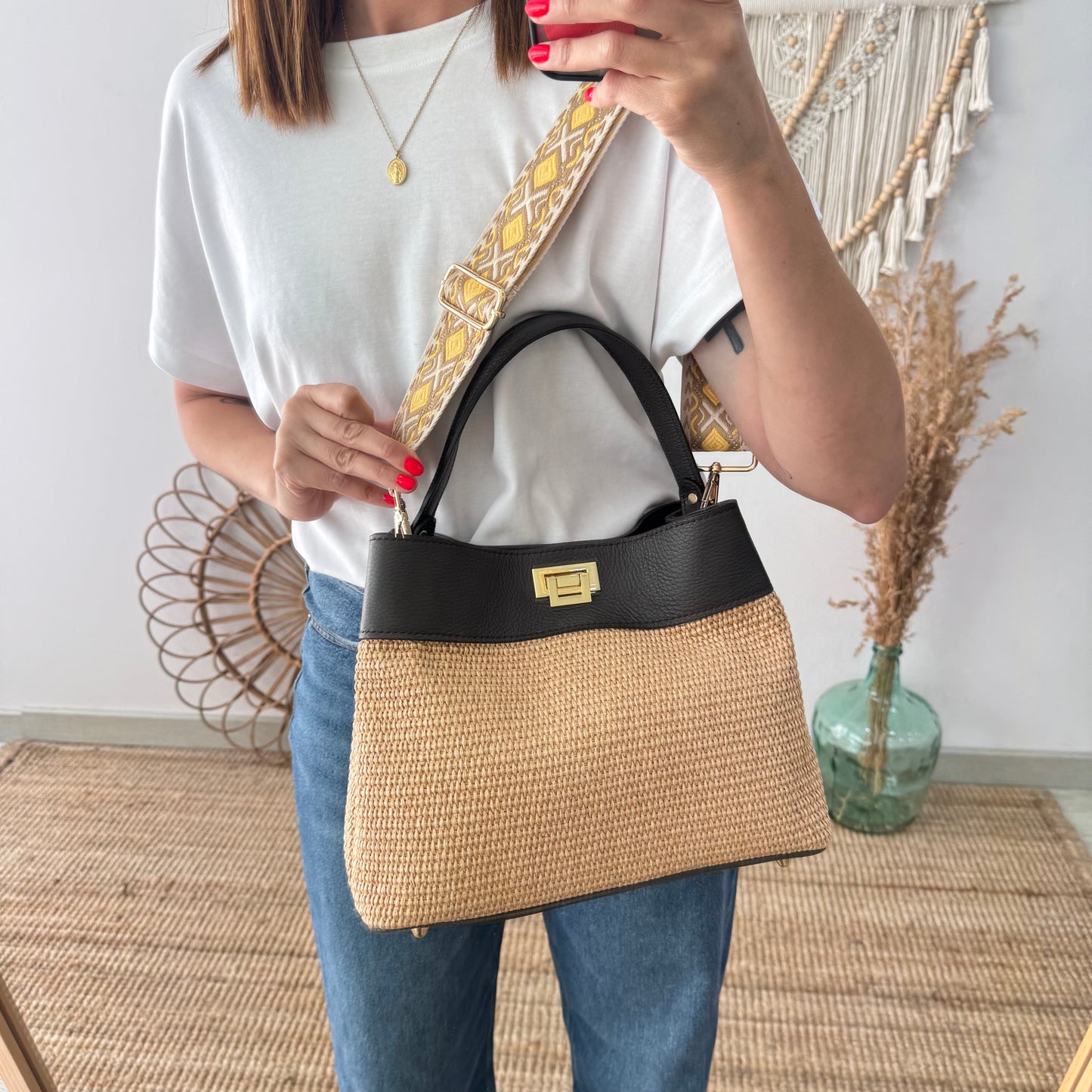 Bolso tote rafia y piel marrón iniciales bordadas