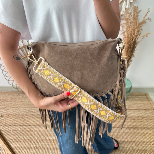 Bandolera serraje flecos taupe iniciales bordadas