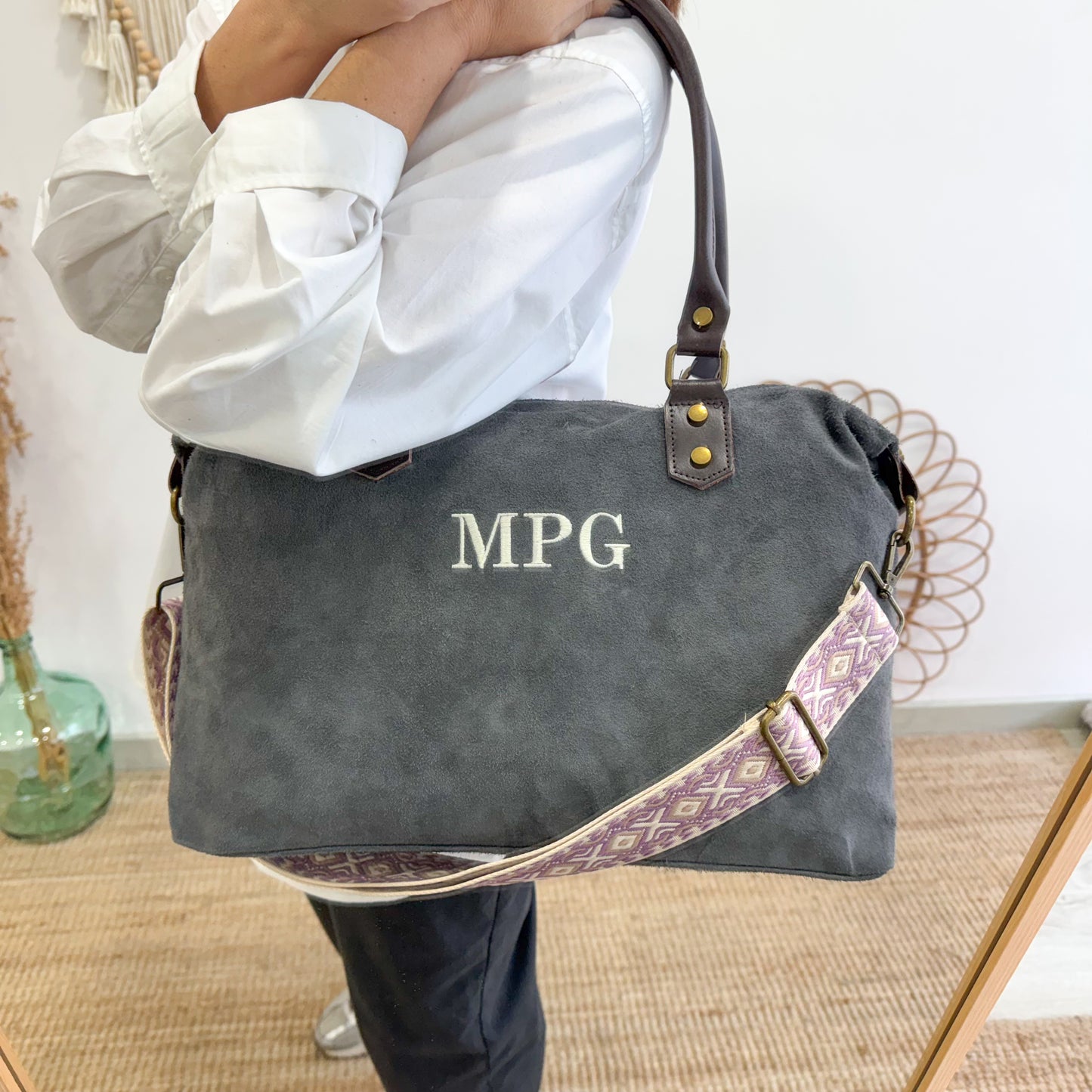 Bolso combinado ante y piel gris iniciales bordadas con correa étnica