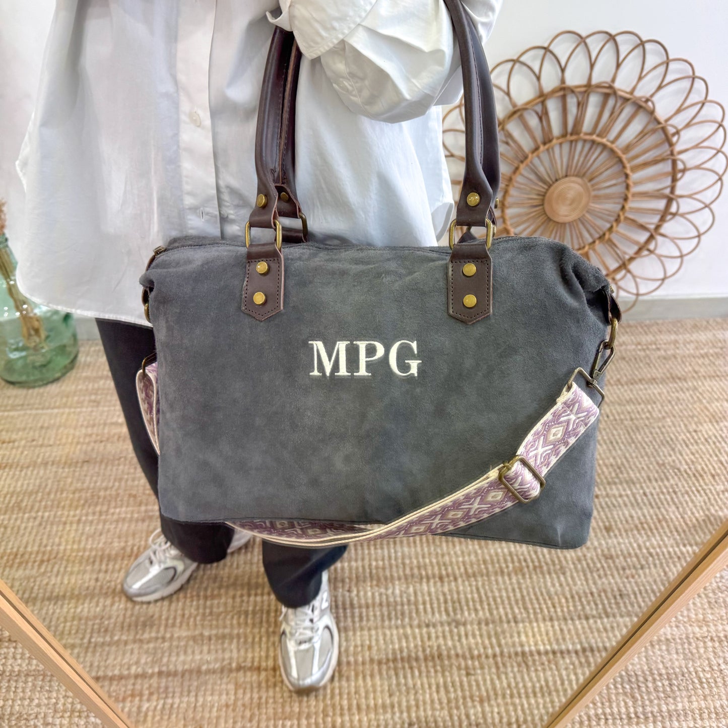 Bolso combinado ante y piel gris iniciales bordadas con correa étnica