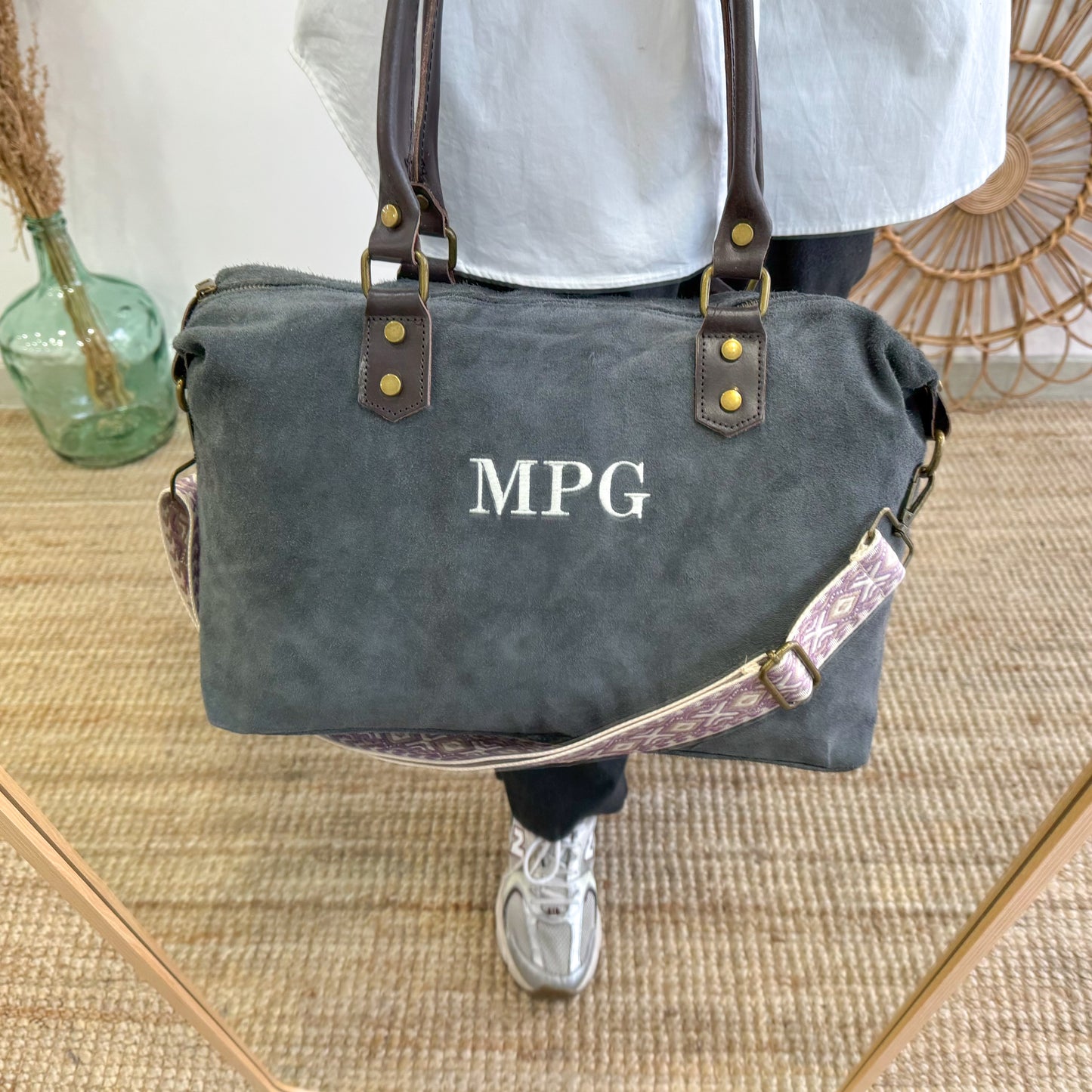 Bolso combinado ante y piel gris iniciales bordadas con correa étnica