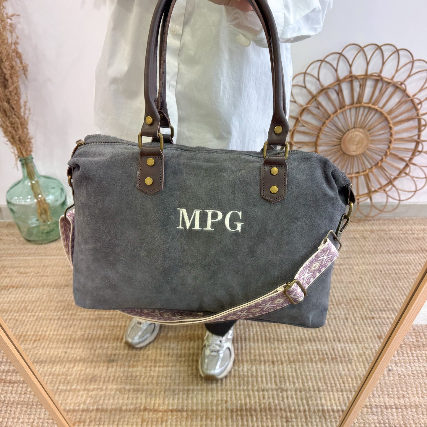 Bolso combinado ante y piel gris iniciales bordadas con correa étnica