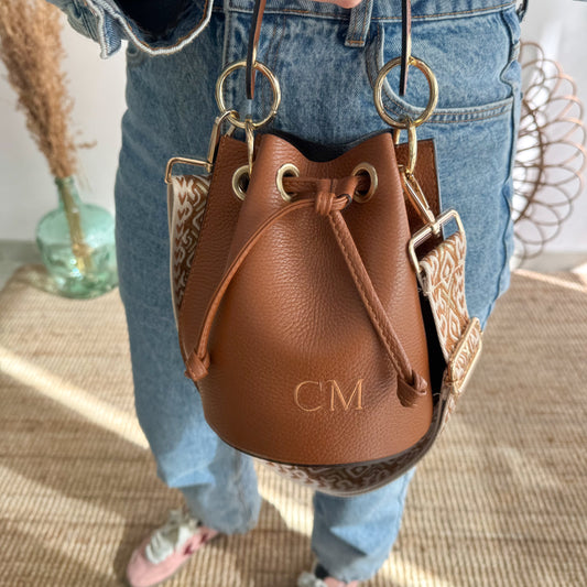 Bombonera piel camel arandelas doradas iniciales bordadas