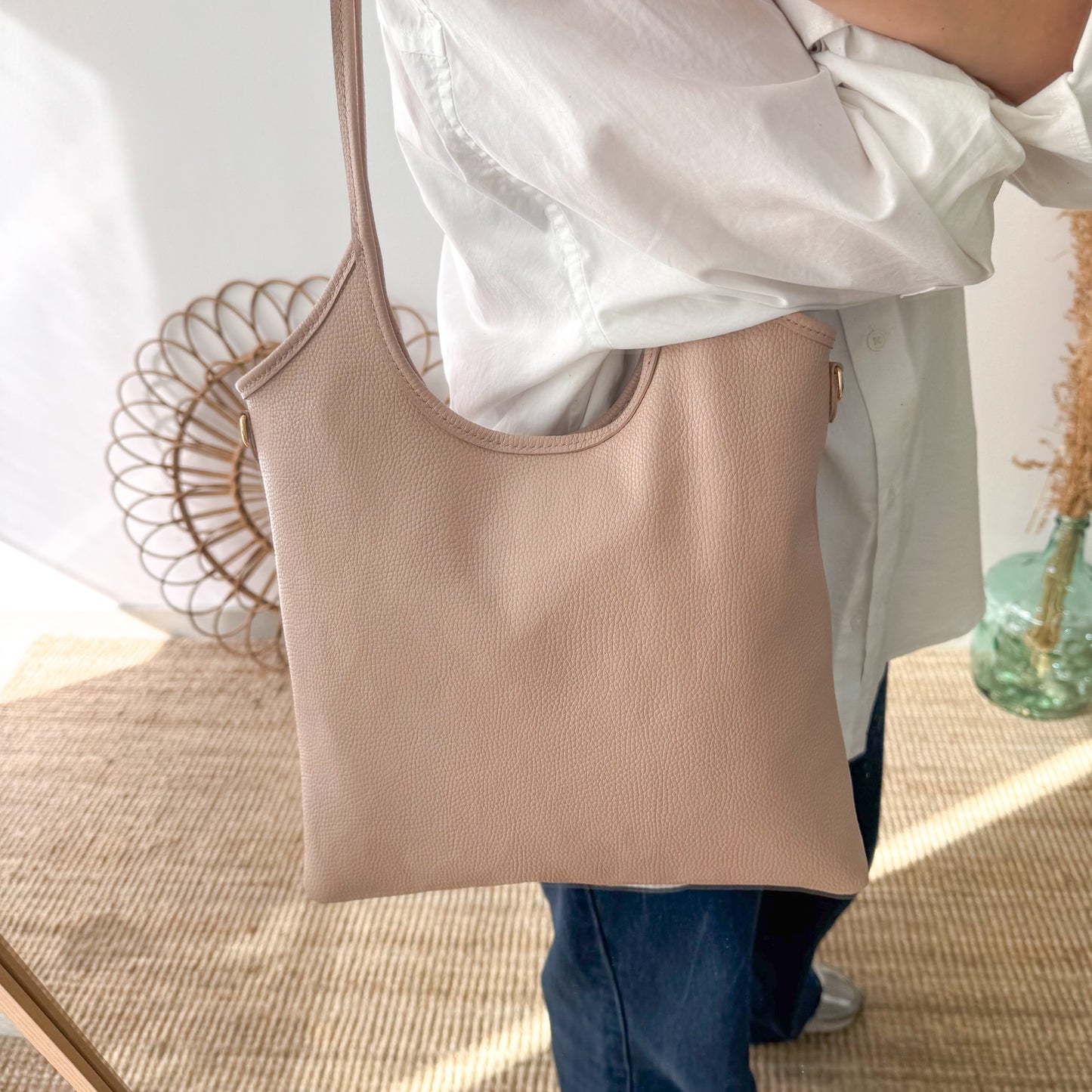Bolso tote piel asas largas rosa iniciales bordadas