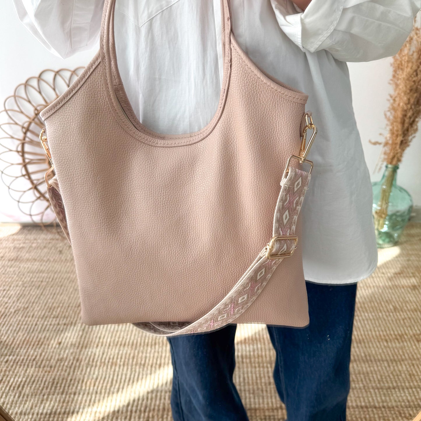 Bolso tote piel asas largas rosa iniciales bordadas