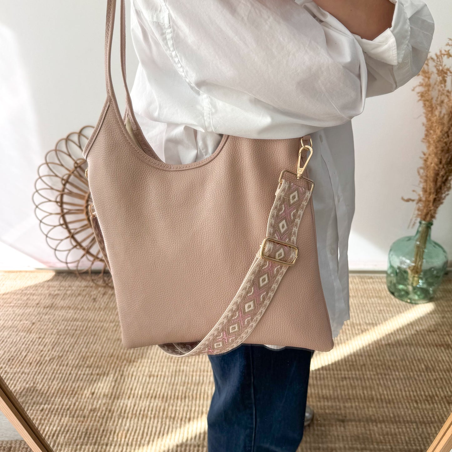 Bolso tote piel asas largas rosa iniciales bordadas