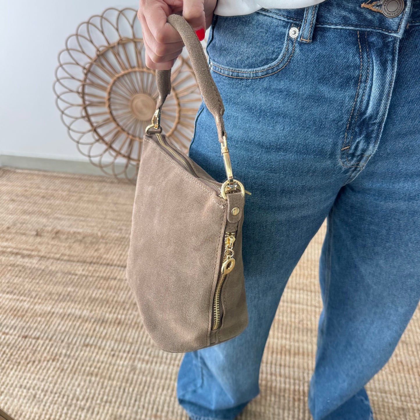 Bolso cremalleras serraje taupe iniciales bordadas