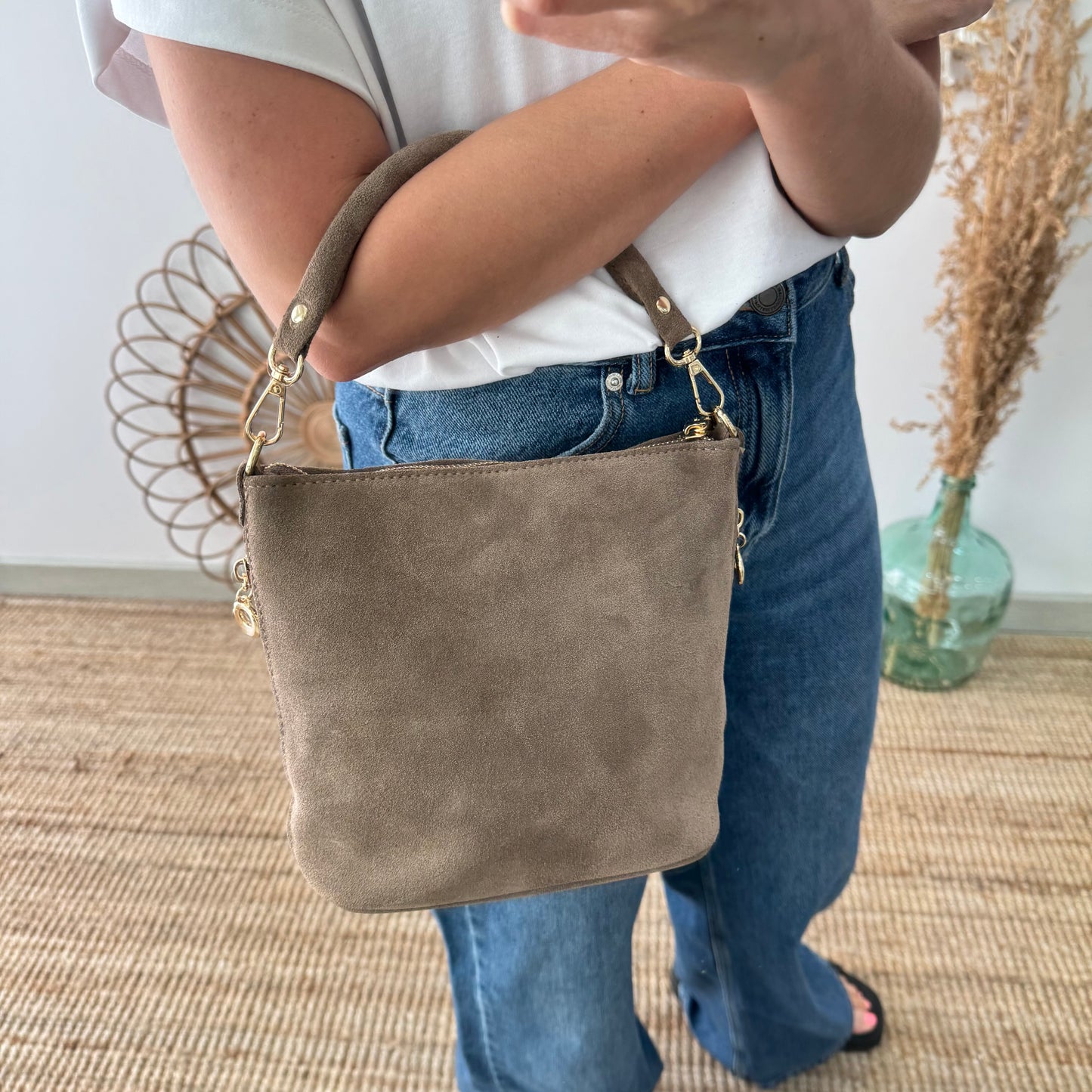 Bolso cremalleras serraje taupe iniciales bordadas