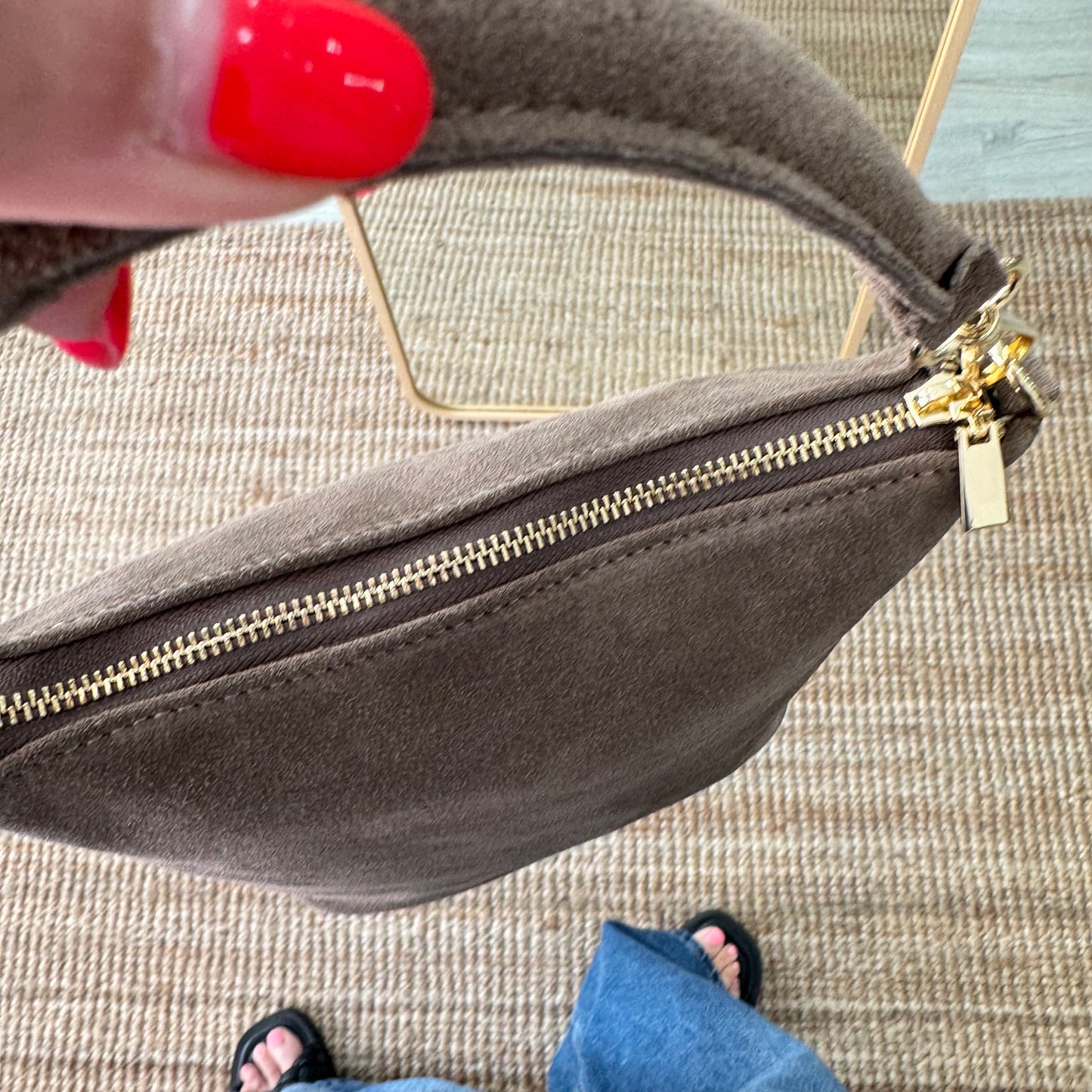 Bolso cremalleras serraje taupe iniciales bordadas