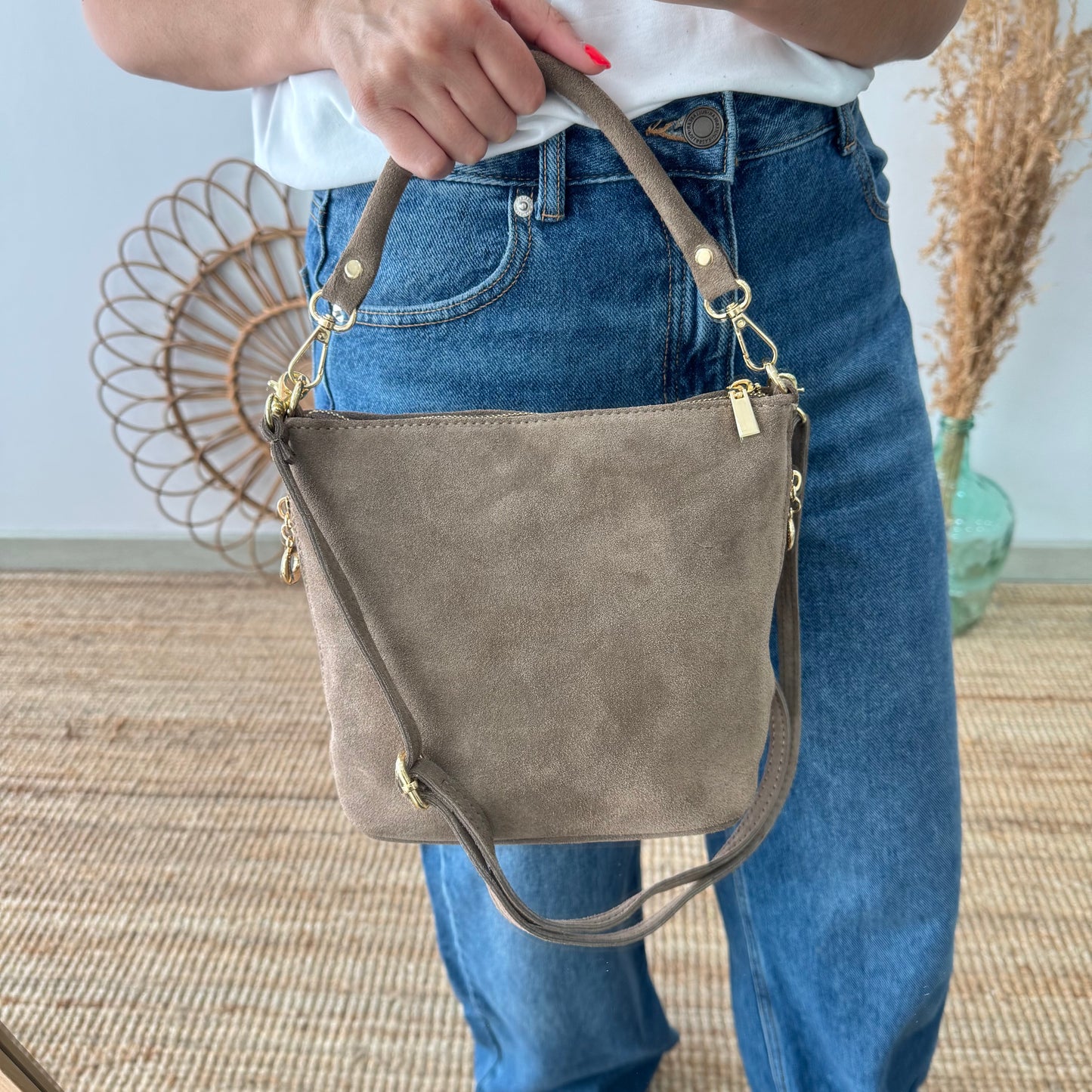 Bolso cremalleras serraje taupe iniciales bordadas