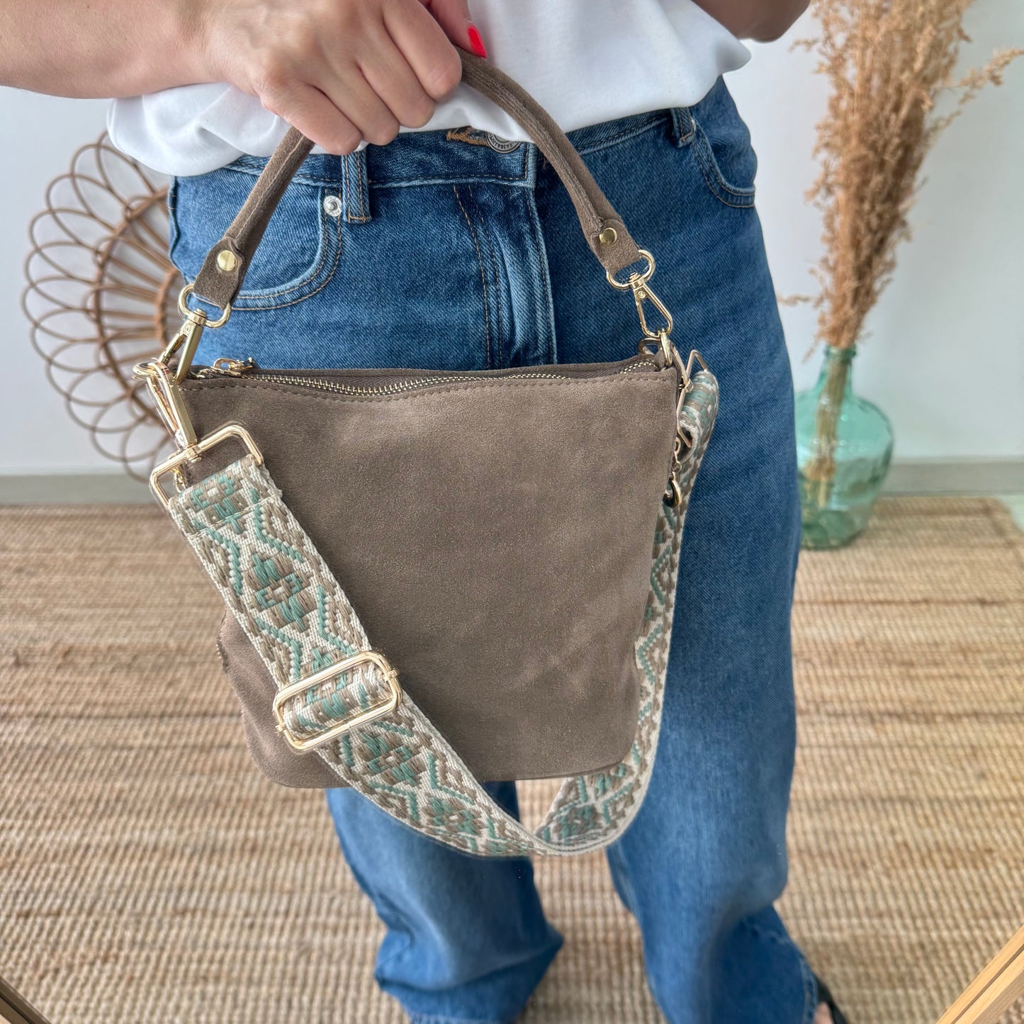 Bolso cremalleras serraje taupe iniciales bordadas