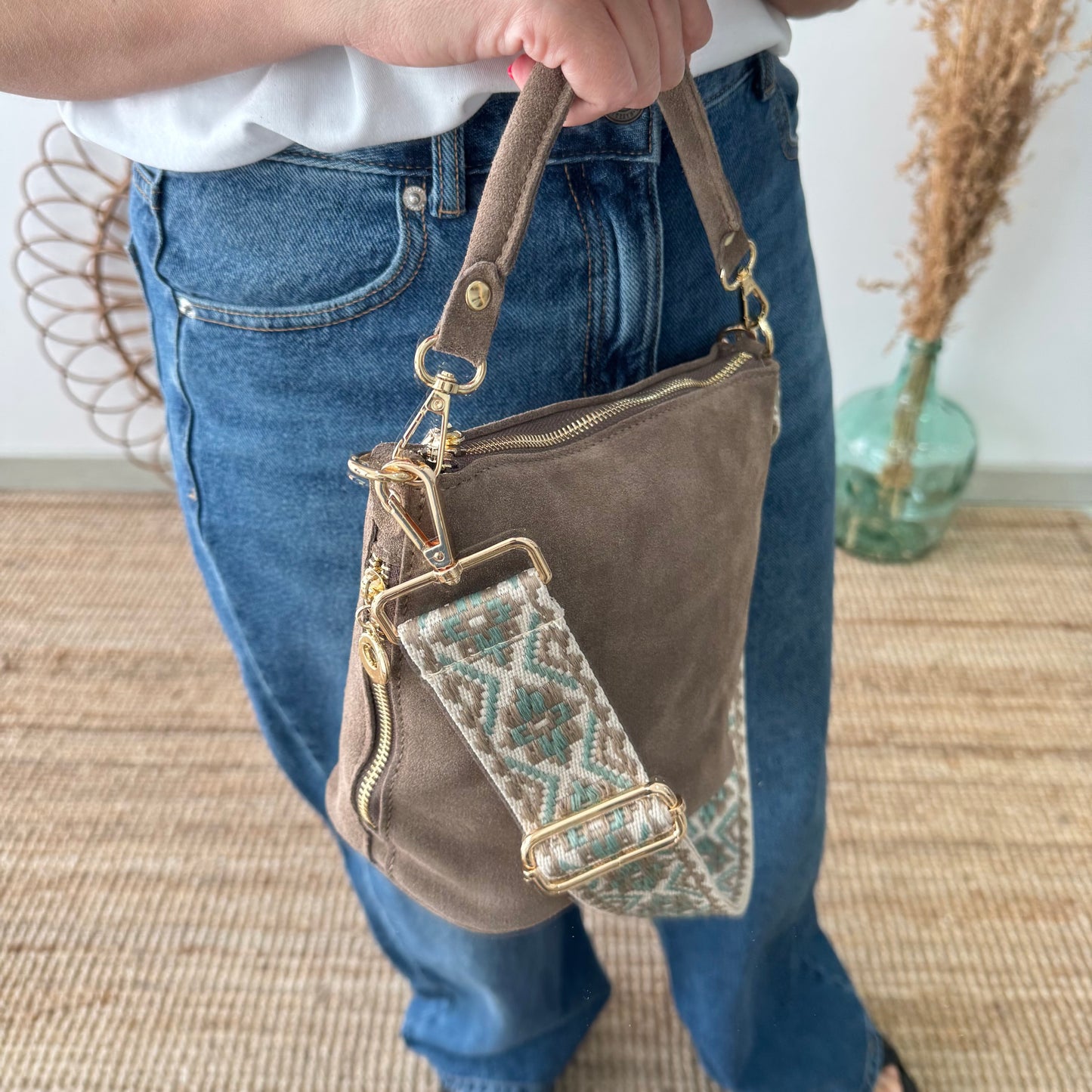 Bolso cremalleras serraje taupe iniciales bordadas