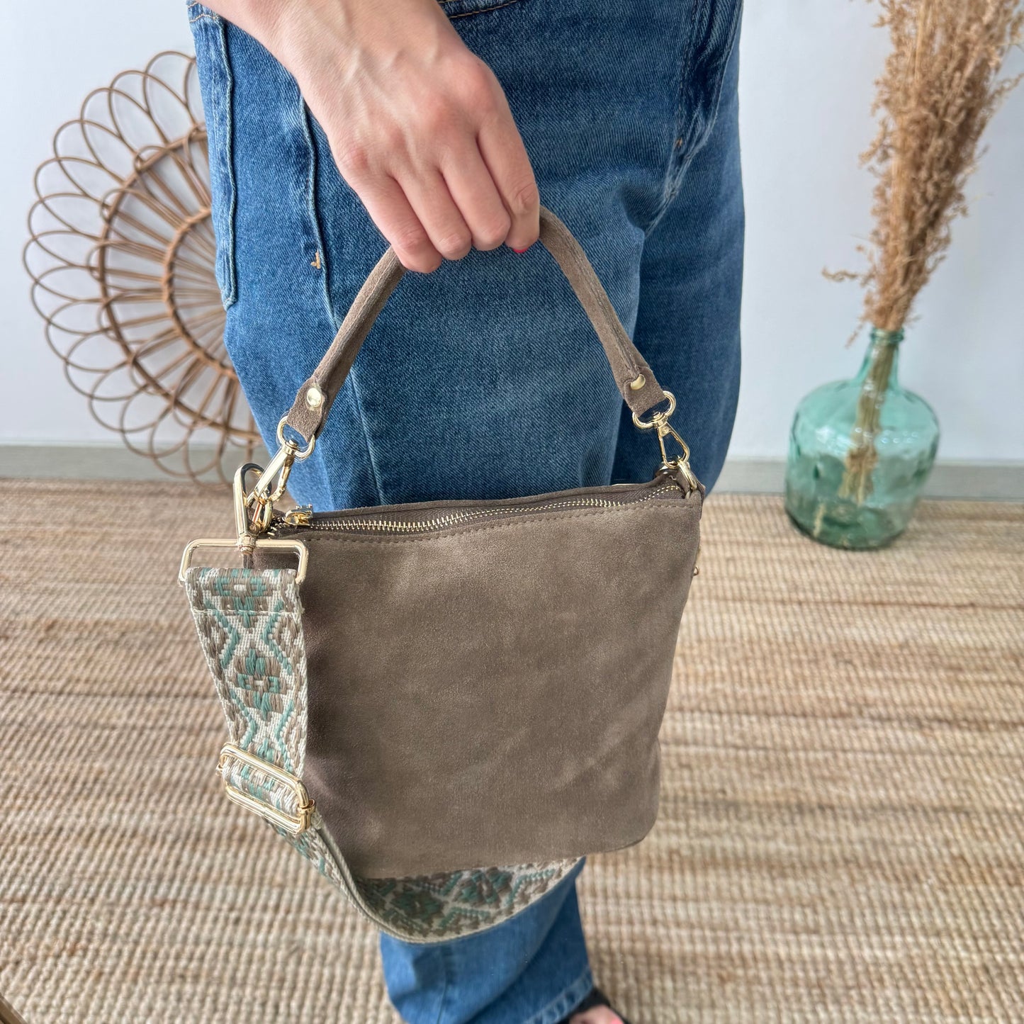 Bolso cremalleras serraje taupe iniciales bordadas