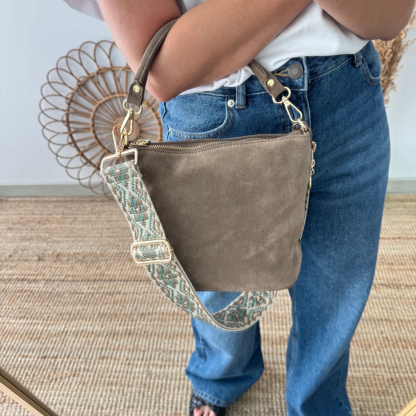 Bolso cremalleras serraje taupe iniciales bordadas
