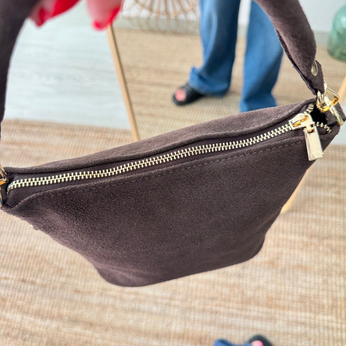 Bolso cremalleras serraje marrón iniciales bordadas