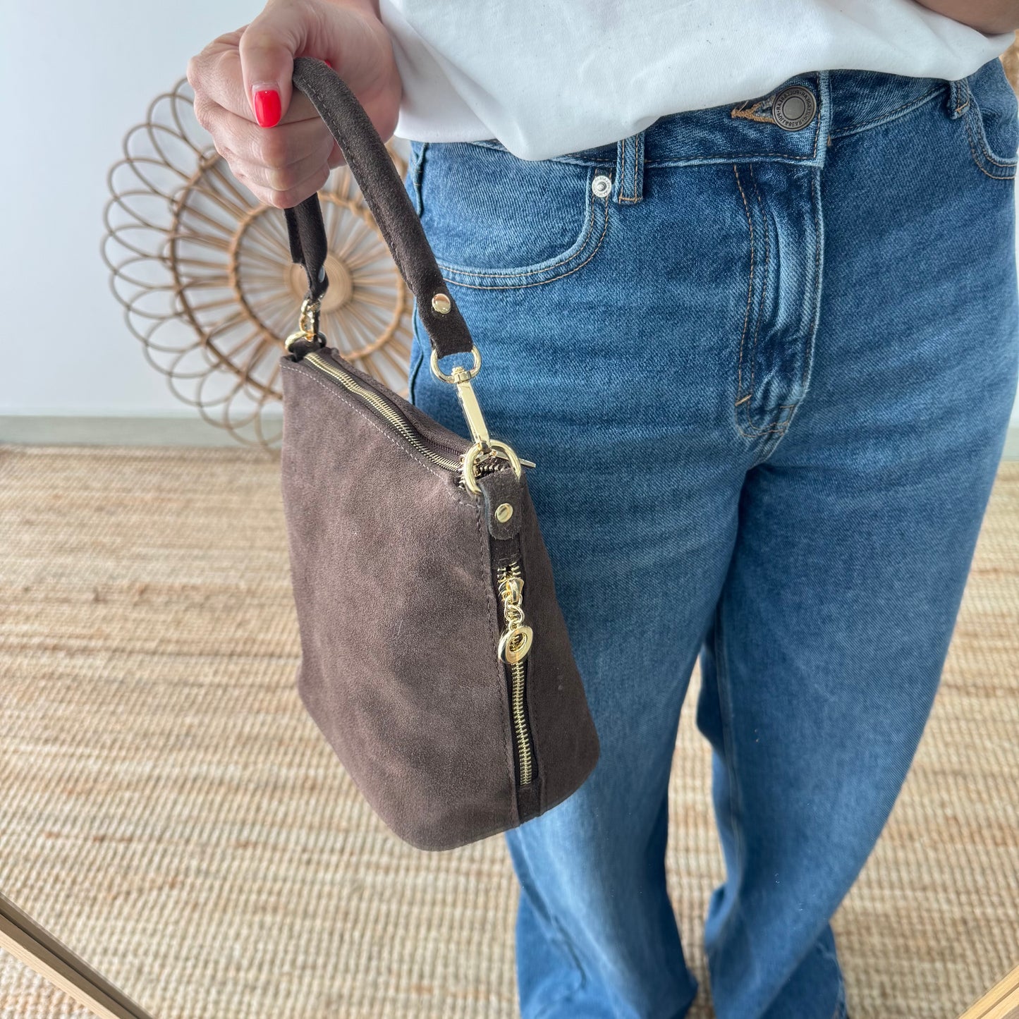 Bolso cremalleras serraje marrón iniciales bordadas