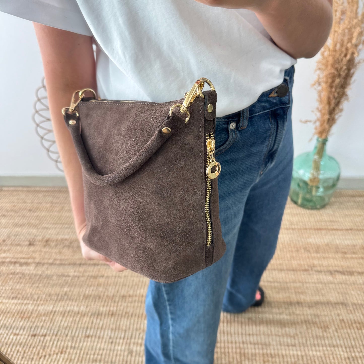Bolso cremalleras serraje marrón iniciales bordadas