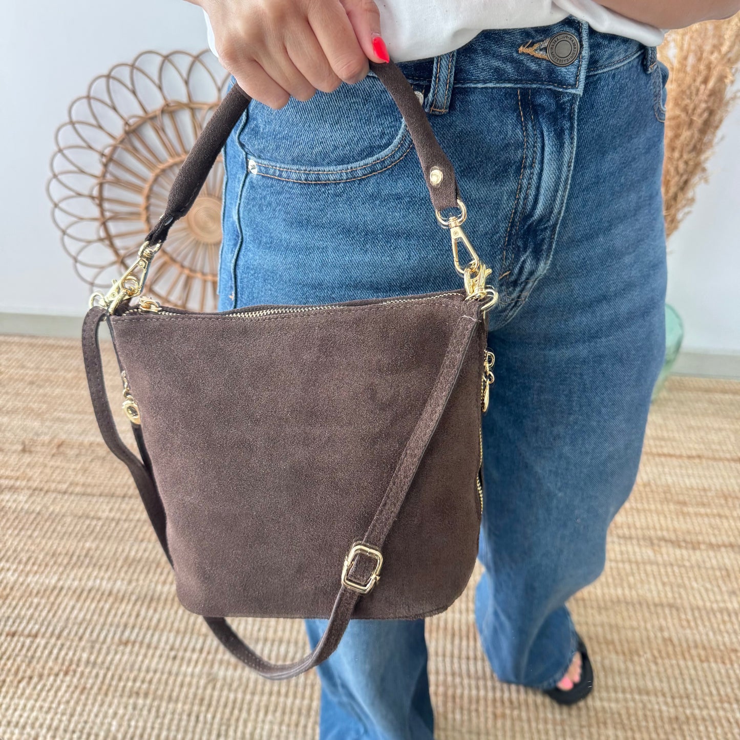 Bolso cremalleras serraje marrón iniciales bordadas