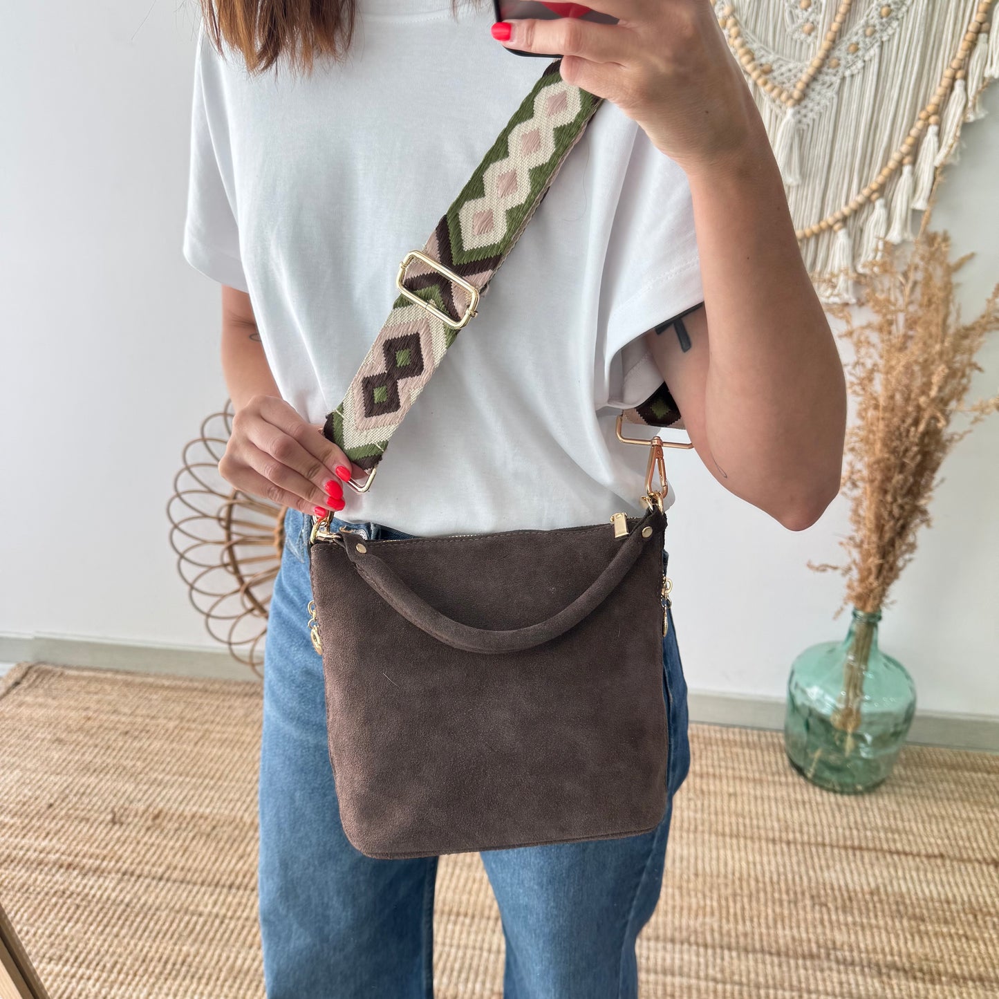 Bolso cremalleras serraje marrón iniciales bordadas