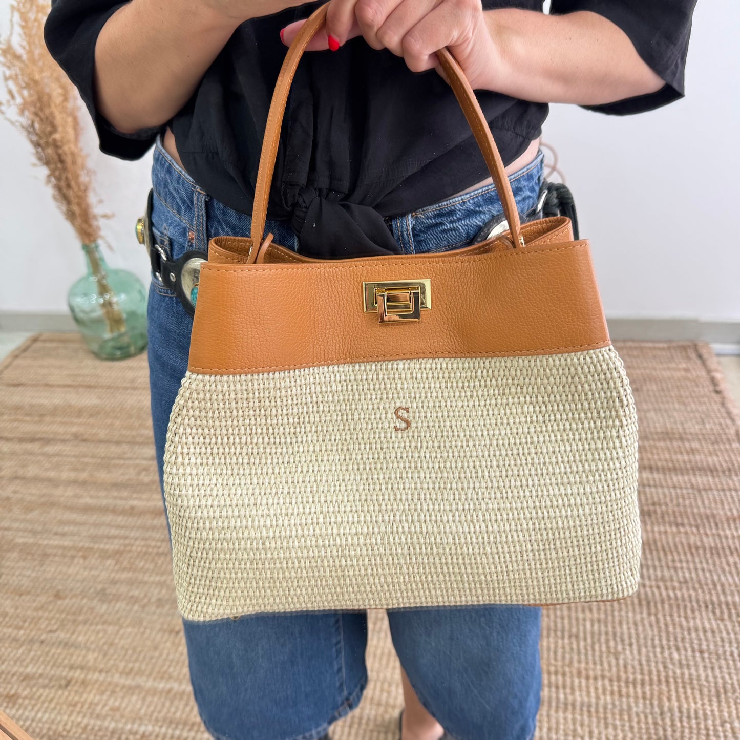 Bolso tote rafia y piel camel iniciales bordadas