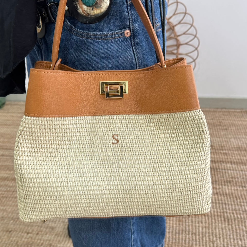 Bolso tote rafia y piel camel iniciales bordadas