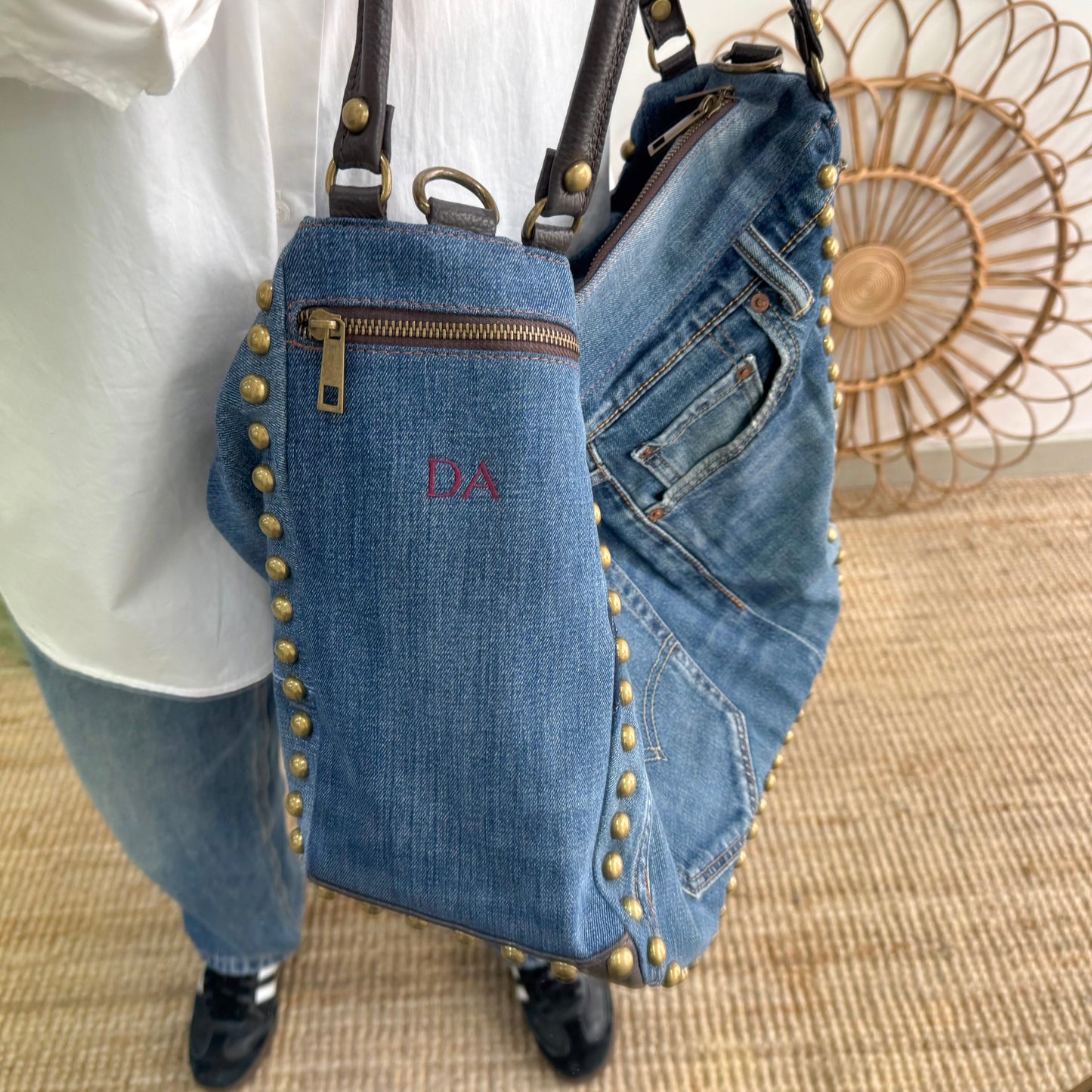 Saca tachuelas denim iniciales bordadas