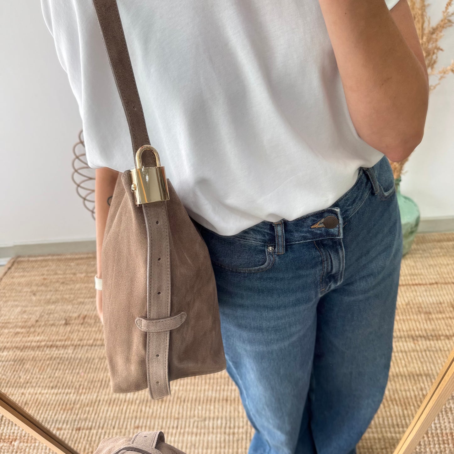 Bolso candado serraje taupe