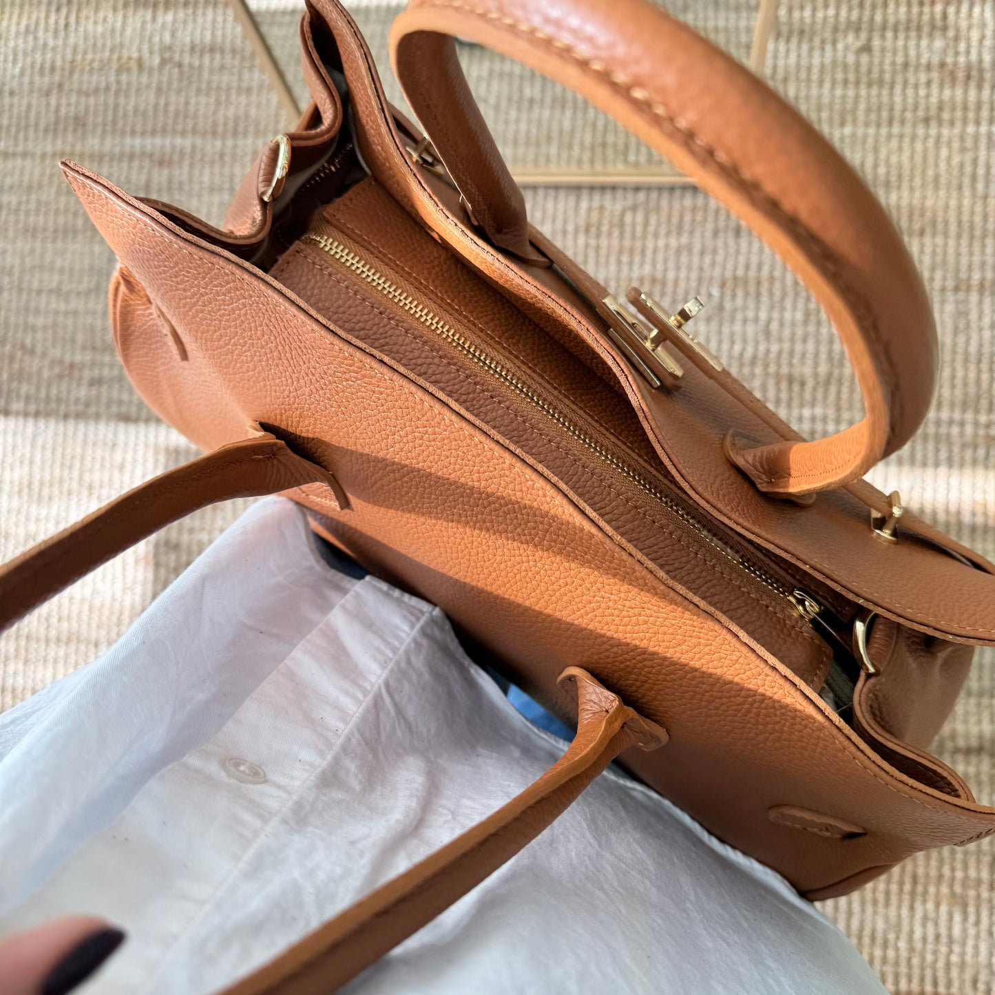 Bolso shopper camel cierre dorado