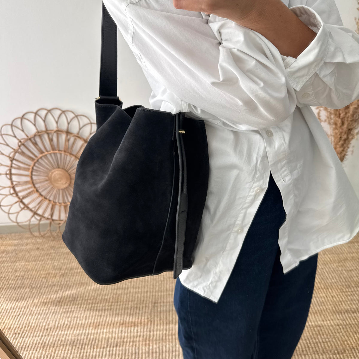 Bolso cubo serraje y piel negro