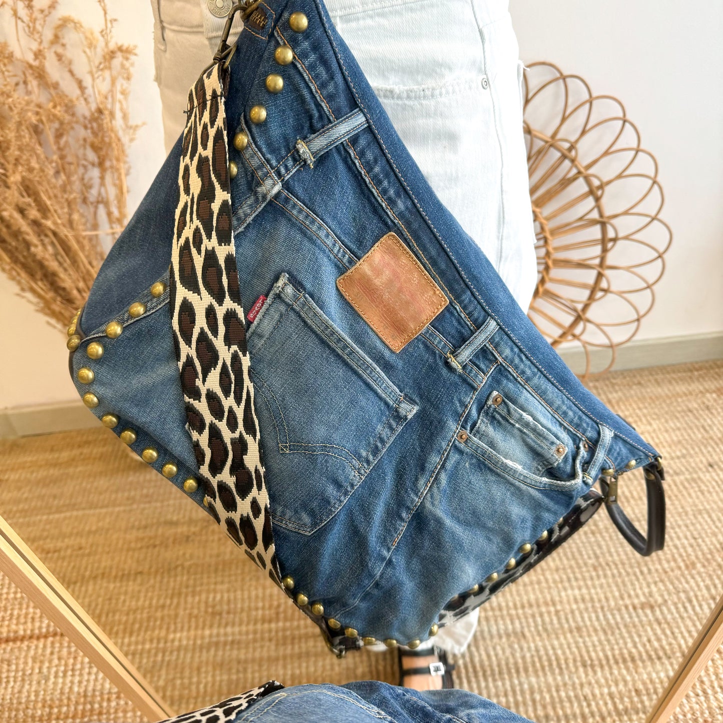 Saca tachuelas denim iniciales bordadas