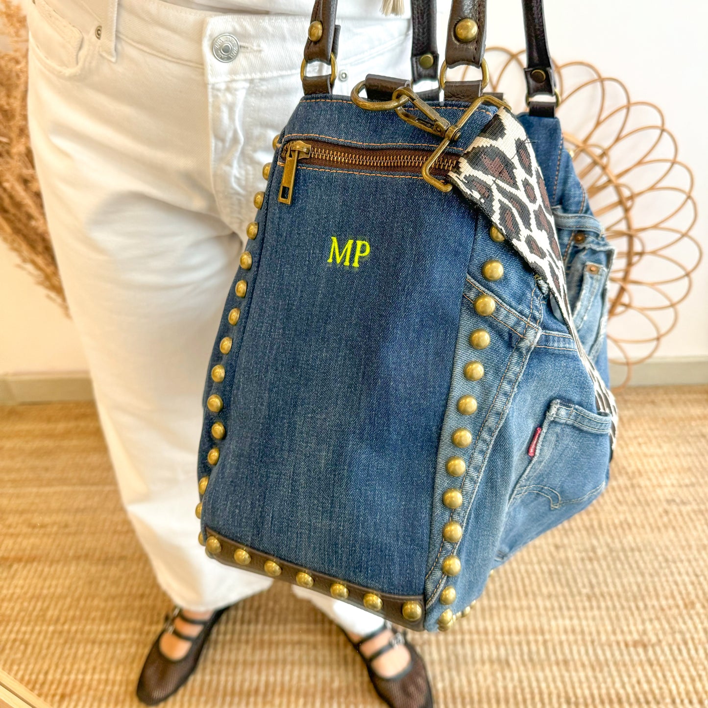 Saca tachuelas denim iniciales bordadas